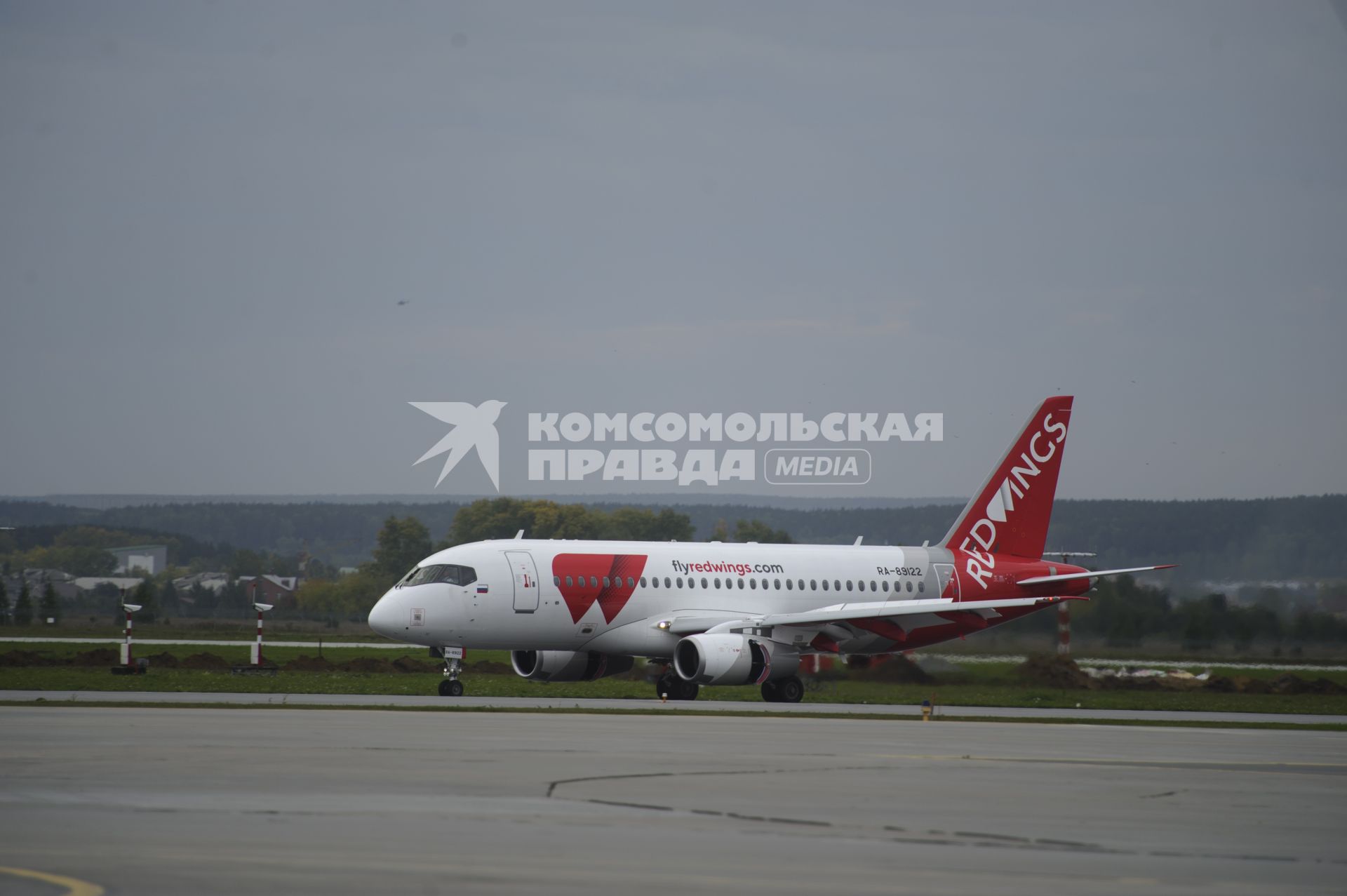 Екатеринбург. Самолет Sukhoi Superjet 100 авиакомпании \'Red Wings\' в аэропорту \'Кольцово\'. Авиакомпания \'Red Wings\' стала вторым базовым перевозчиком в Екатеринбурге после авиакомпании \'Уральские авиалинии\'