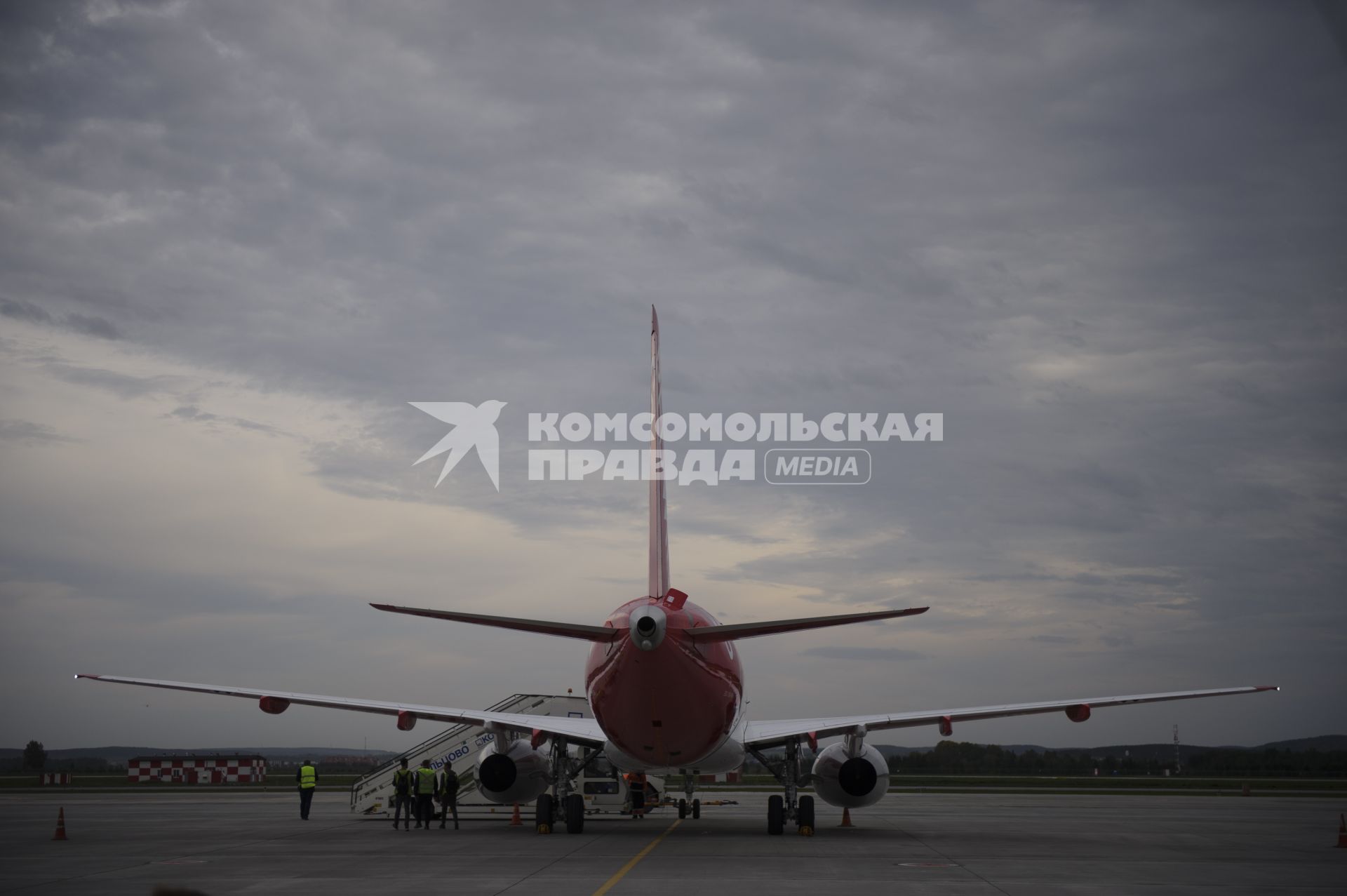 Екатеринбург. Самолет Sukhoi Superjet 100 авиакомпании \'Red Wings\' в аэропорту \'Кольцово\'. Авиакомпания \'Red Wings\' стала вторым базовым перевозчиком в Екатеринбурге после авиакомпании \'Уральские авиалинии\'