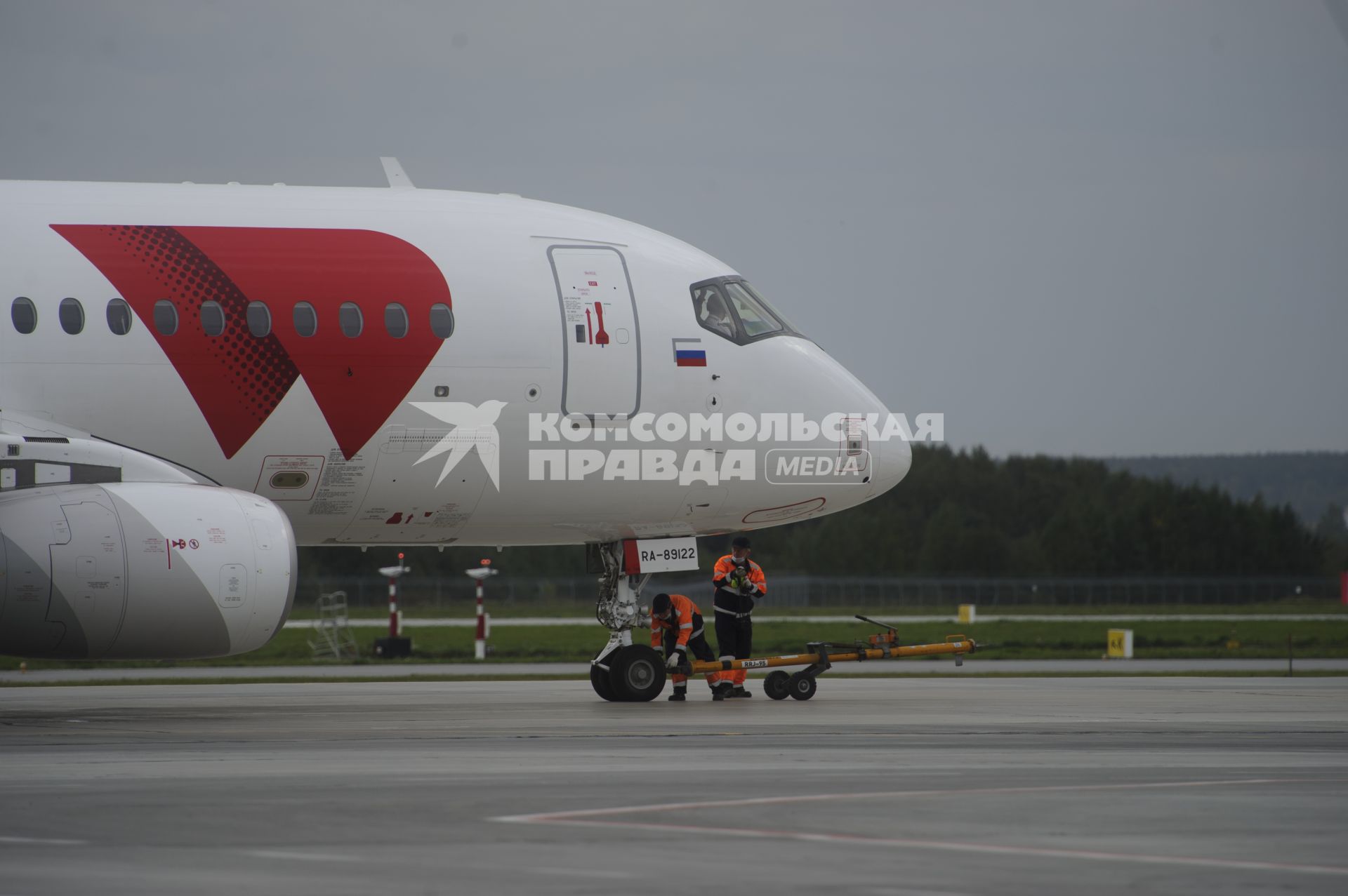 Екатеринбург. Самолет Sukhoi Superjet 100 авиакомпании \'Red Wings\' в аэропорту \'Кольцово\'. Авиакомпания \'Red Wings\' стала вторым базовым перевозчиком в Екатеринбурге после авиакомпании \'Уральские авиалинии\'