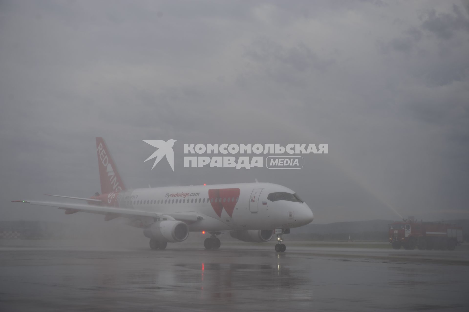 Екатеринбург. Самолет Sukhoi Superjet 100 авиакомпании \'Red Wings\' в аэропорту \'Кольцово\'. Авиакомпания \'Red Wings\' стала вторым базовым перевозчиком в Екатеринбурге после авиакомпании \'Уральские авиалинии\'