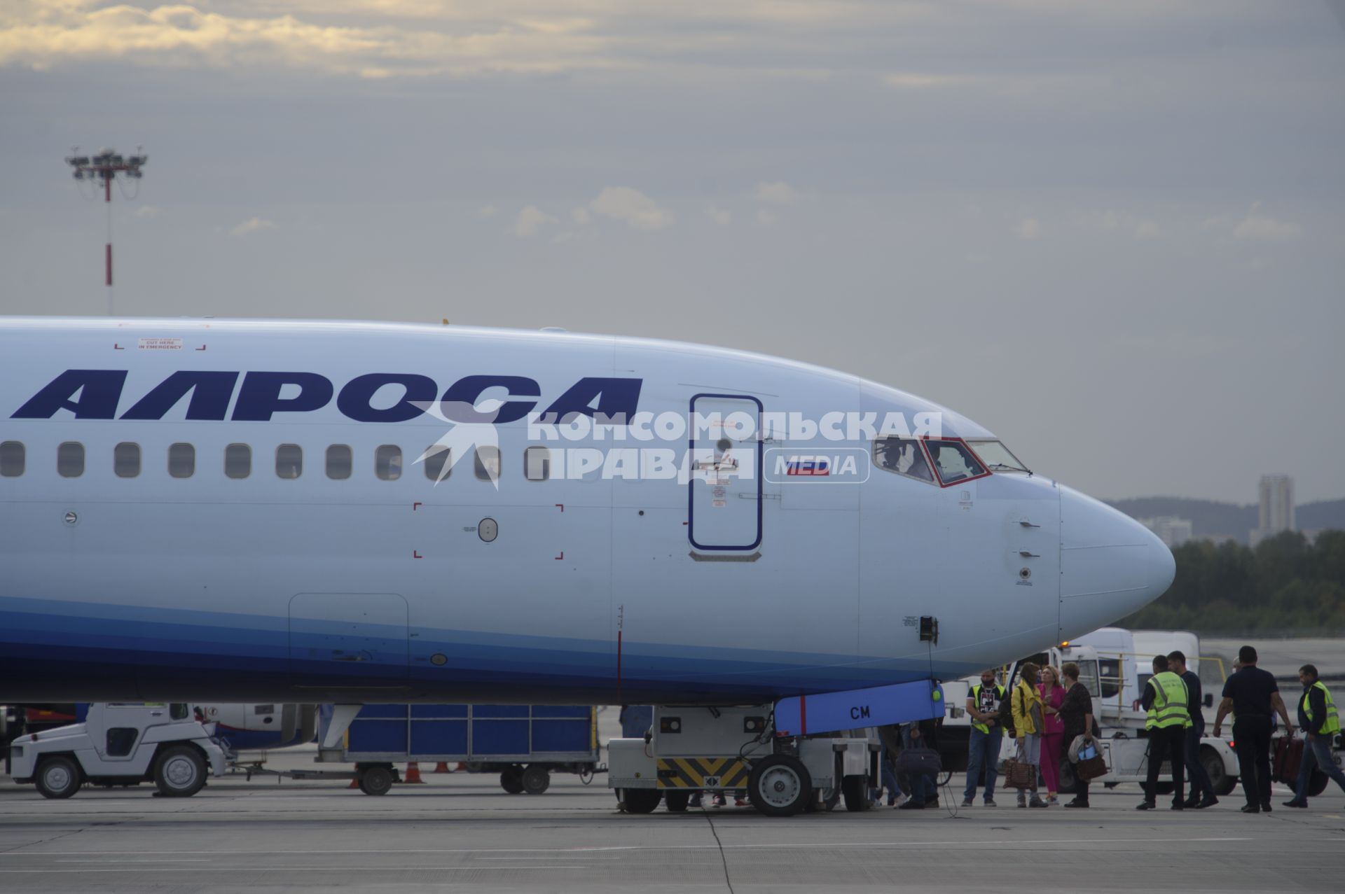 Екатеринбург. Самолет Боинг 737-800 авиакомпании \'Алроса\' в аэропорту \'Кольцово\'