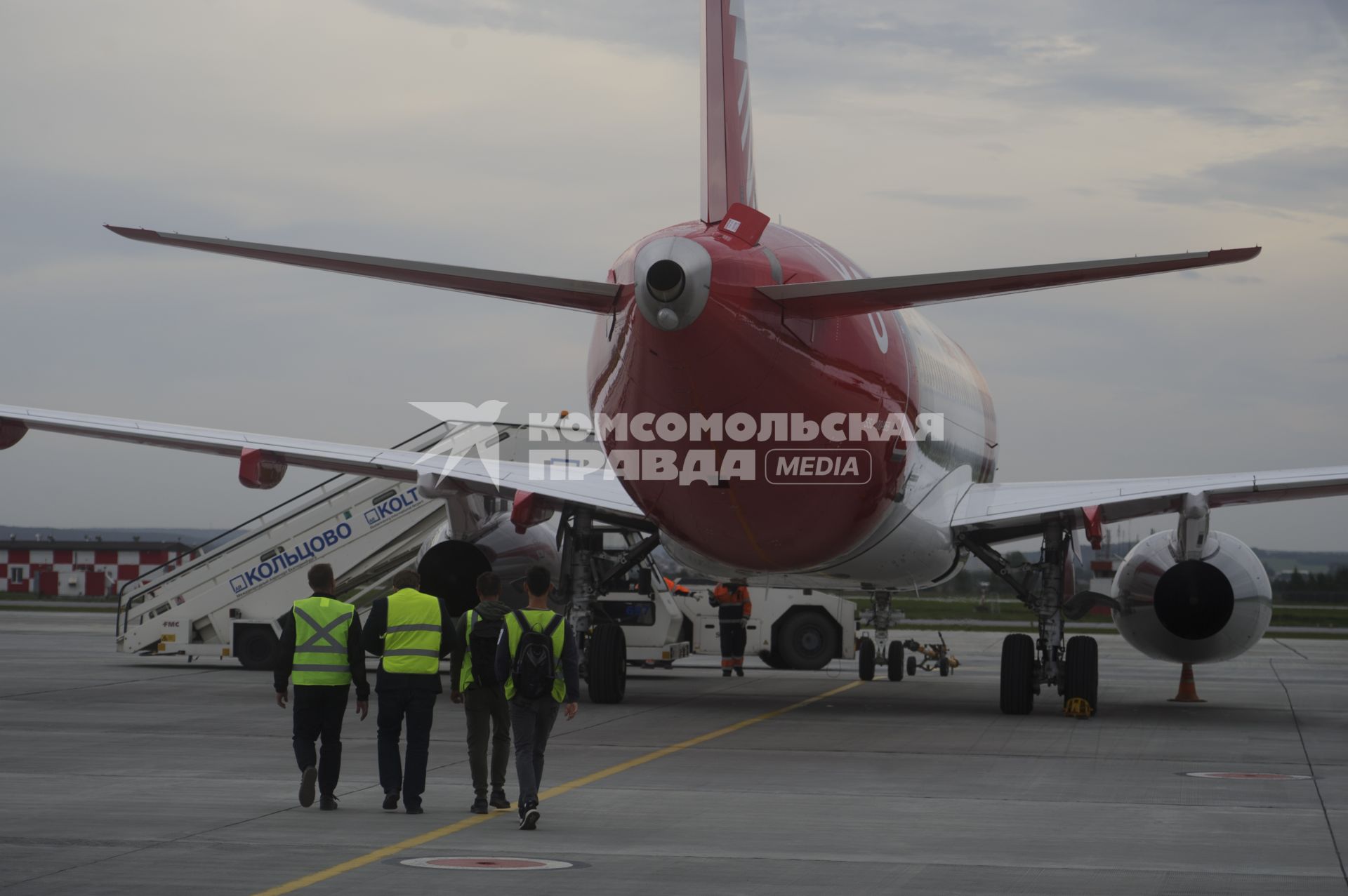 Екатеринбург. Самолет Sukhoi Superjet 100 авиакомпании \'Red Wings\' в аэропорту \'Кольцово\'. Авиакомпания \'Red Wings\' стала вторым базовым перевозчиком в Екатеринбурге после авиакомпании \'Уральские авиалинии\'