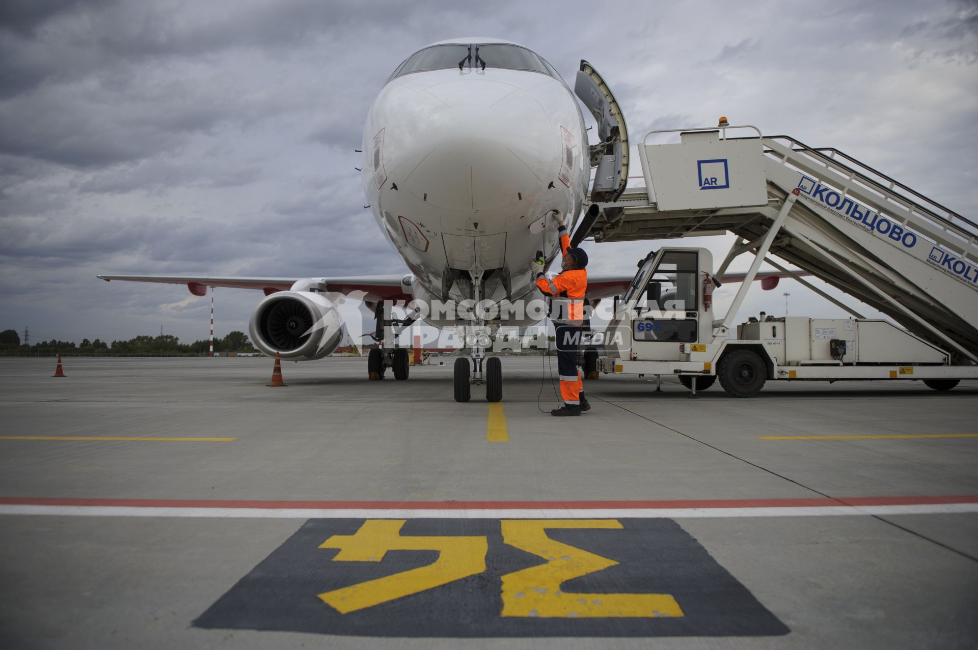 Екатеринбург. Самолет Sukhoi Superjet 100 авиакомпании \'Red Wings\' в аэропорту \'Кольцово\'. Авиакомпания \'Red Wings\' стала вторым базовым перевозчиком в Екатеринбурге после авиакомпании \'Уральские авиалинии\'