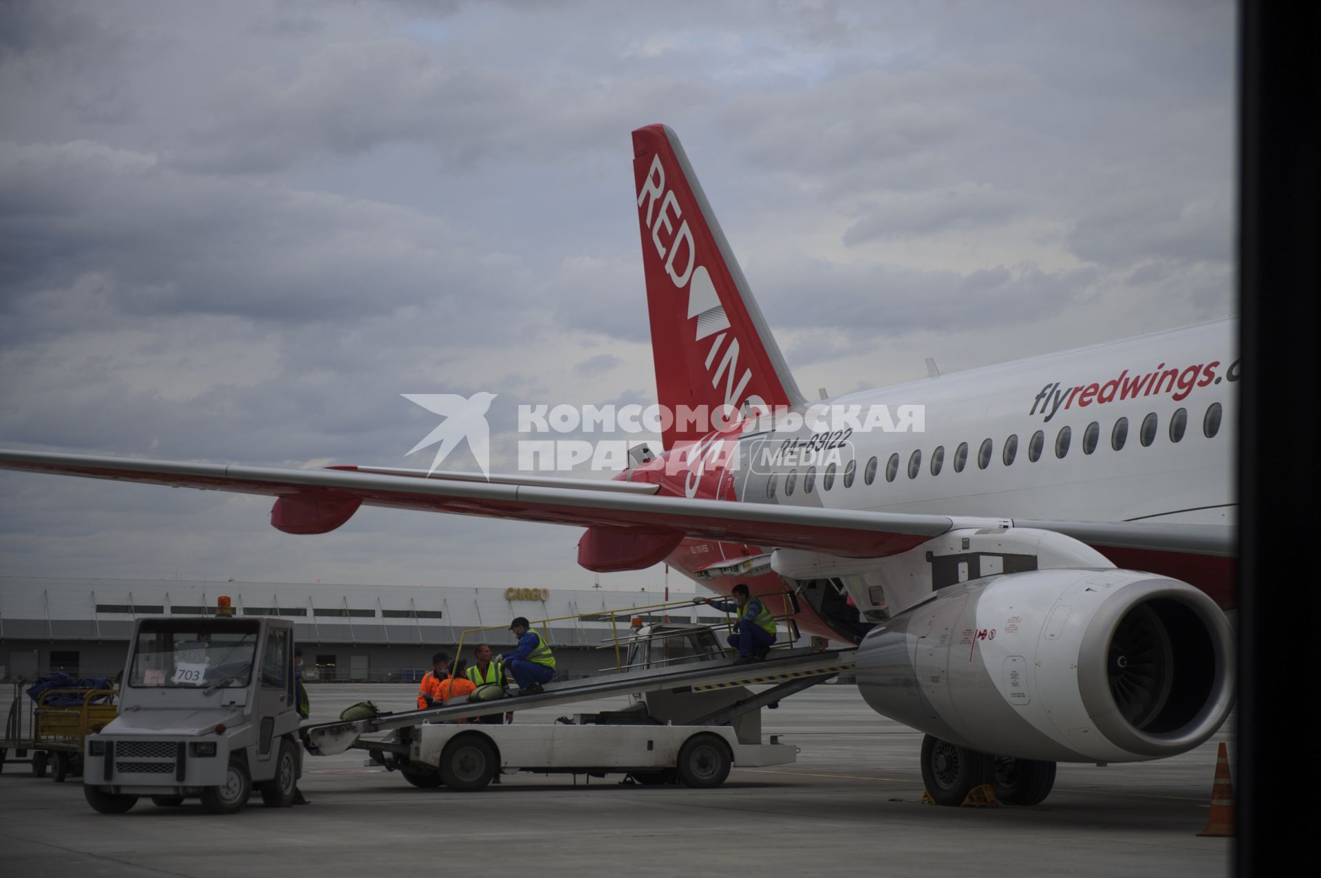 Екатеринбург. Самолет Sukhoi Superjet 100 авиакомпании \'Red Wings\' в аэропорту \'Кольцово\'. Авиакомпания \'Red Wings\' стала вторым базовым перевозчиком в Екатеринбурге после авиакомпании \'Уральские авиалинии\'