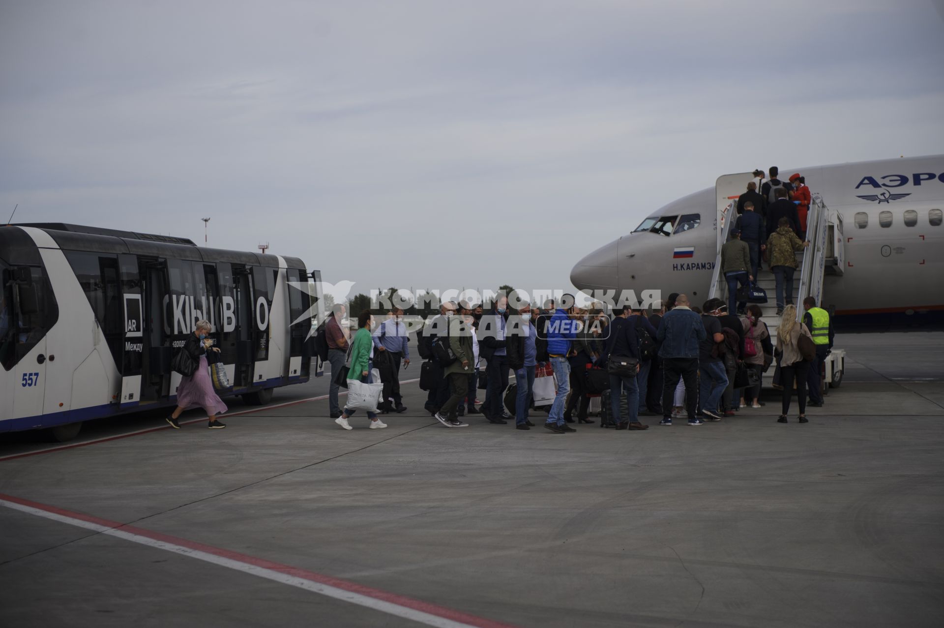 Екатеринбург. Посадка пассажиров в самолет Boeing 737-800 авиакомпании \'Аэрофлот\' в аэропорту \'Кольцово\'