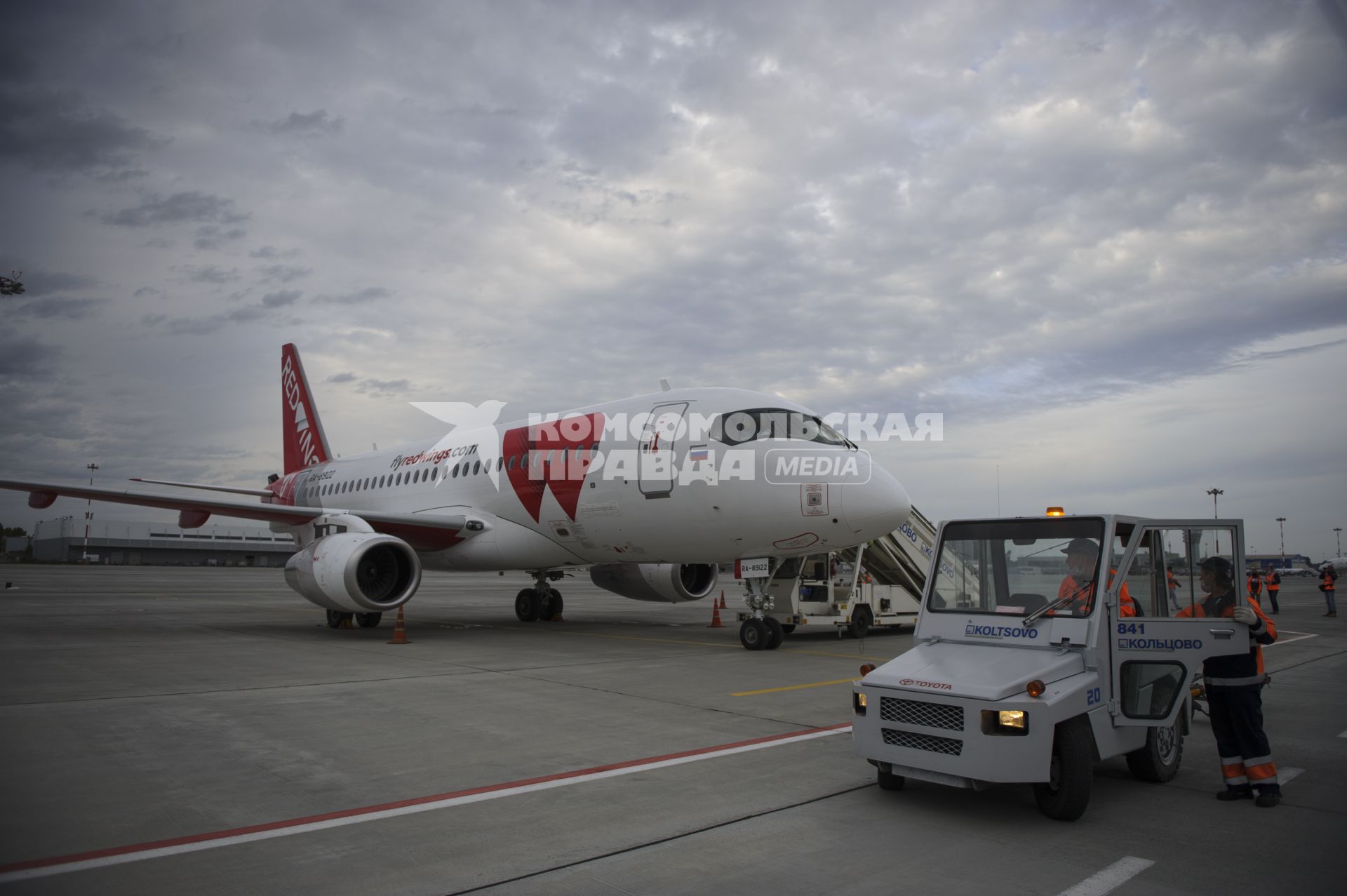 Екатеринбург. Самолет Sukhoi Superjet 100 авиакомпании \'Red Wings\' в аэропорту \'Кольцово\'. Авиакомпания \'Red Wings\' стала вторым базовым перевозчиком в Екатеринбурге после авиакомпании \'Уральские авиалинии\'