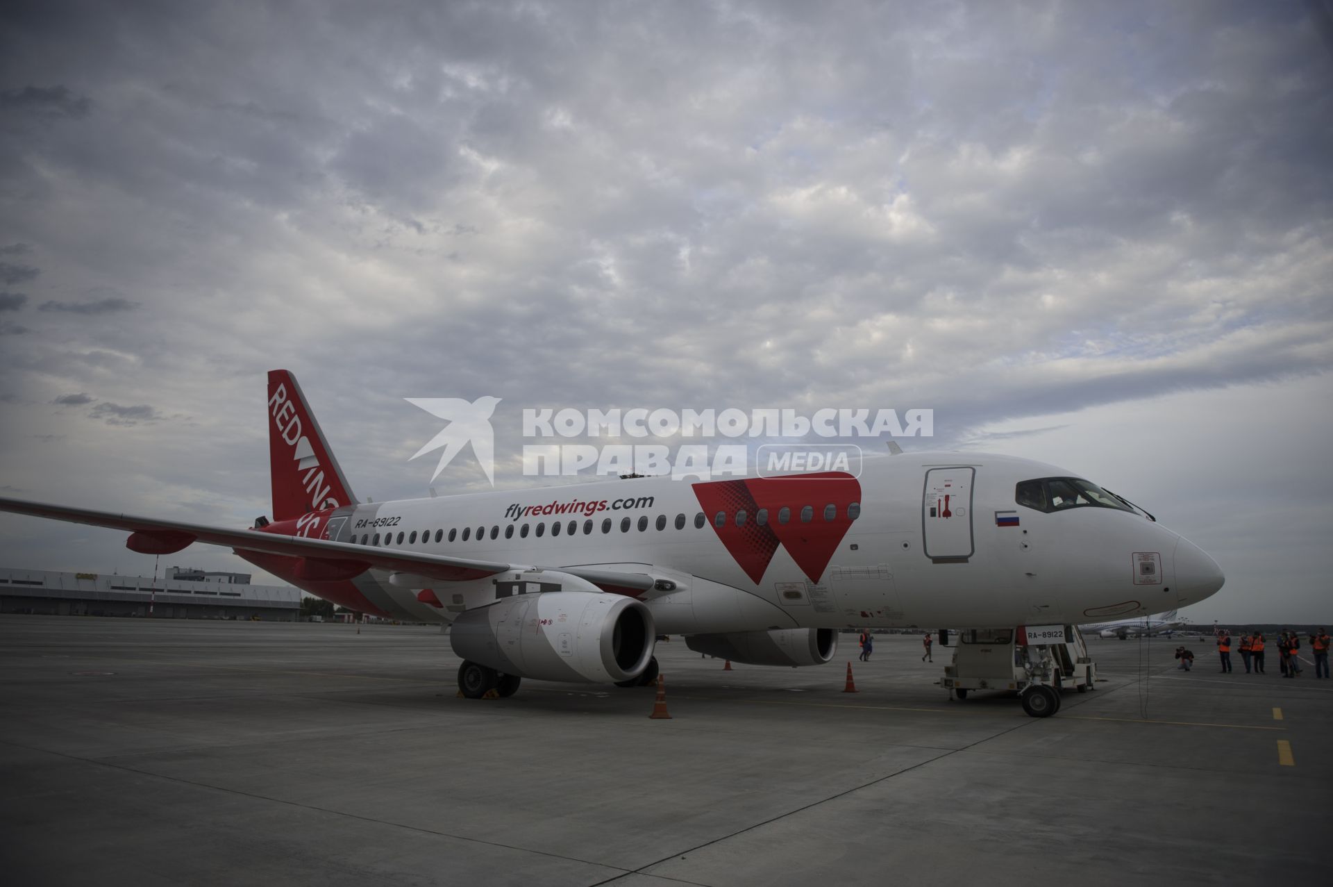 Екатеринбург. Самолет Sukhoi Superjet 100 авиакомпании \'Red Wings\' в аэропорту \'Кольцово\'. Авиакомпания \'Red Wings\' стала вторым базовым перевозчиком в Екатеринбурге после авиакомпании \'Уральские авиалинии\'