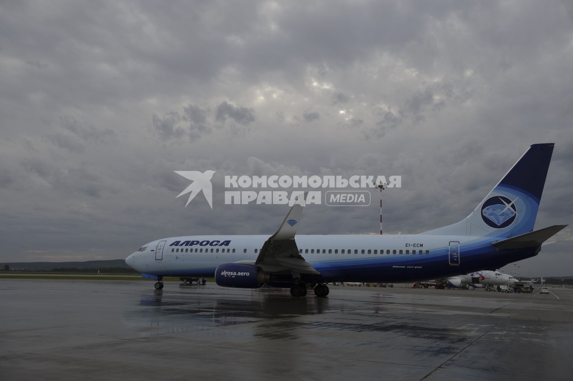 Екатеринбург. Самолет Боинг 737-800 авиакомпании \'Алроса\' в аэропорту \'Кольцово\'