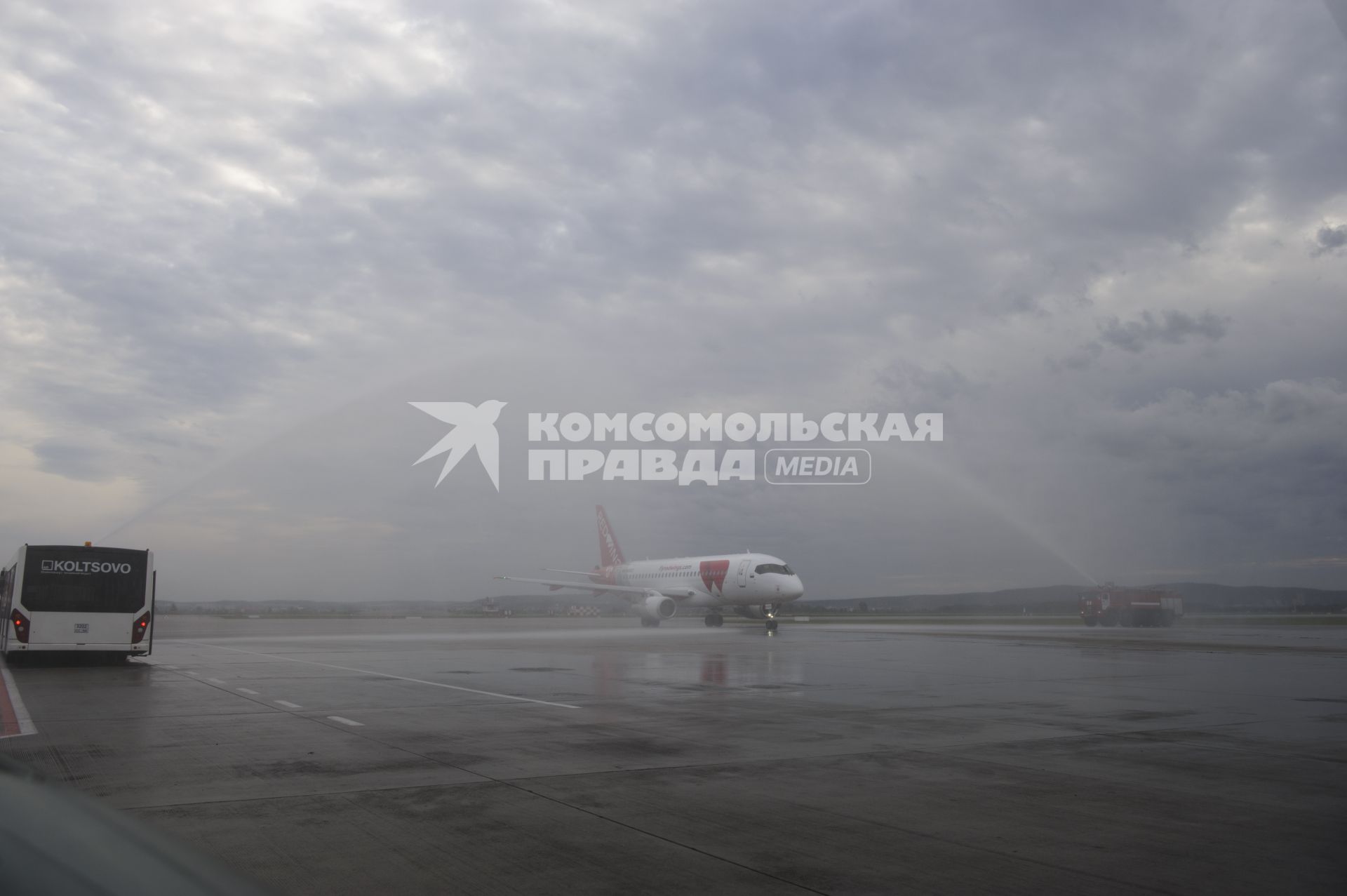 Екатеринбург. Самолет Sukhoi Superjet 100 авиакомпании \'Red Wings\' в аэропорту \'Кольцово\'. Авиакомпания \'Red Wings\' стала вторым базовым перевозчиком в Екатеринбурге после авиакомпании \'Уральские авиалинии\'