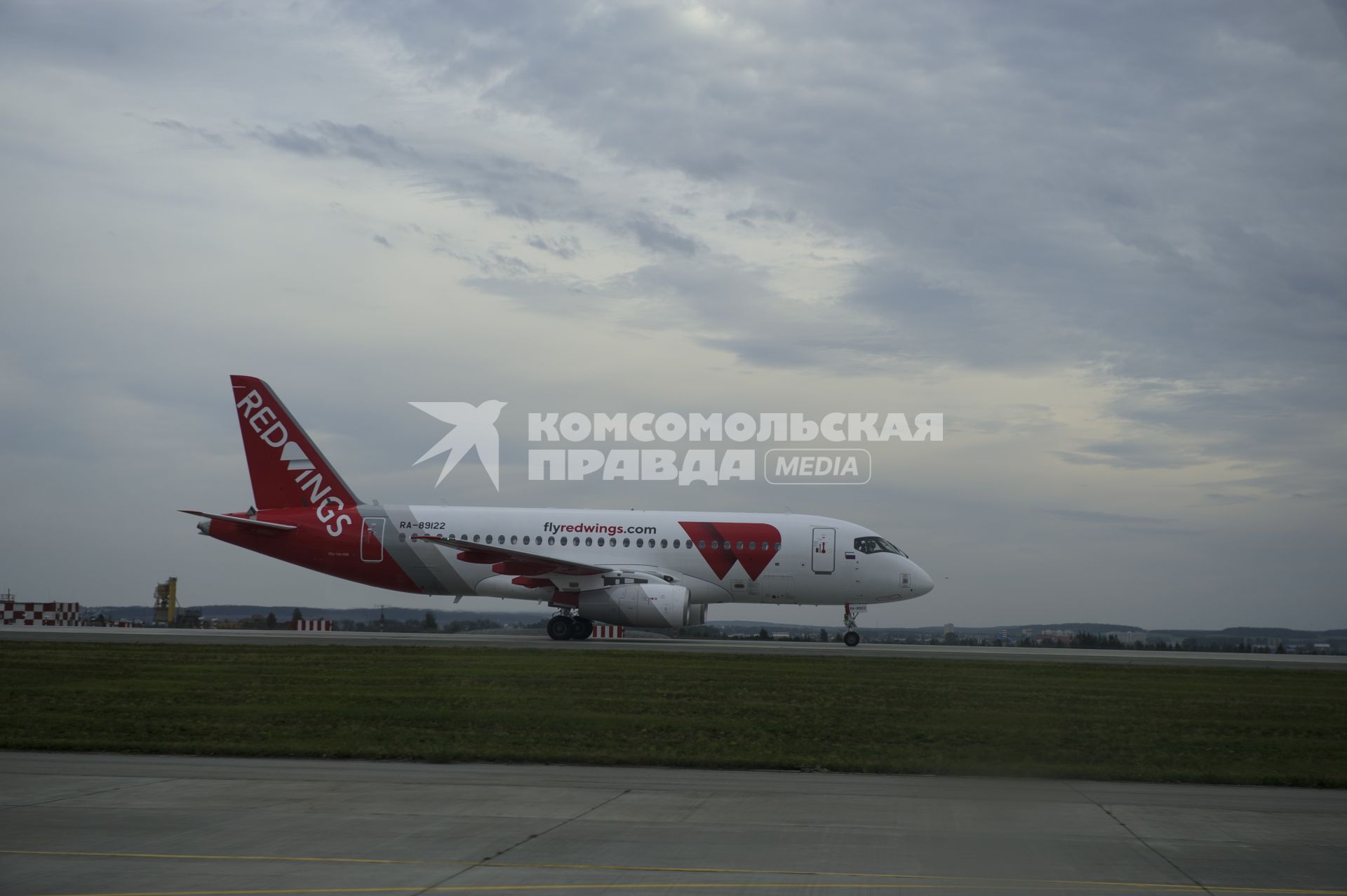 Екатеринбург. Самолет Sukhoi Superjet 100 авиакомпании \'Red Wings\' в аэропорту \'Кольцово\'. Авиакомпания \'Red Wings\' стала вторым базовым перевозчиком в Екатеринбурге после авиакомпании \'Уральские авиалинии\'