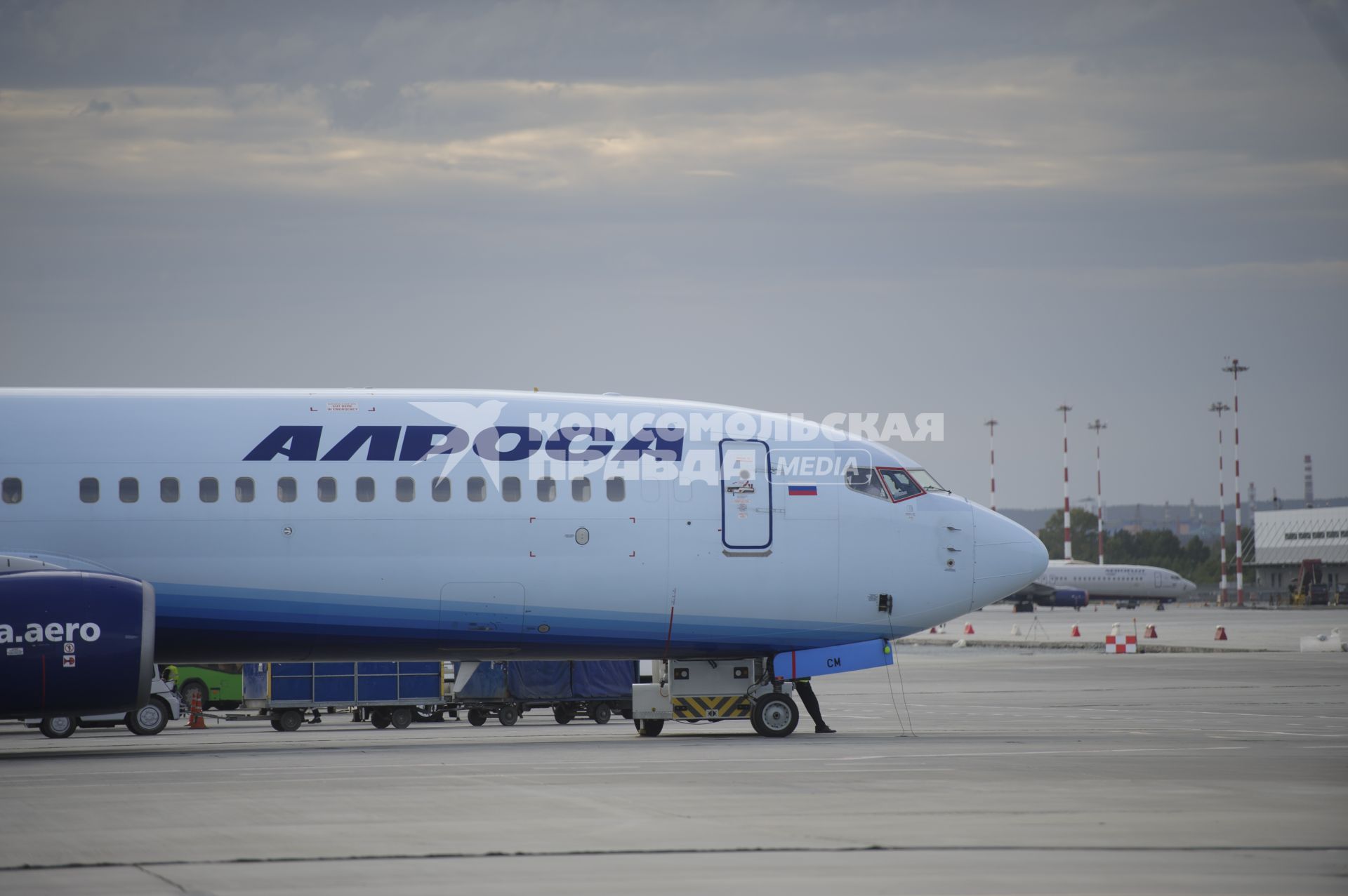 Екатеринбург. Самолет Боинг 737-800 авиакомпании \'Алроса\' в аэропорту \'Кольцово\'