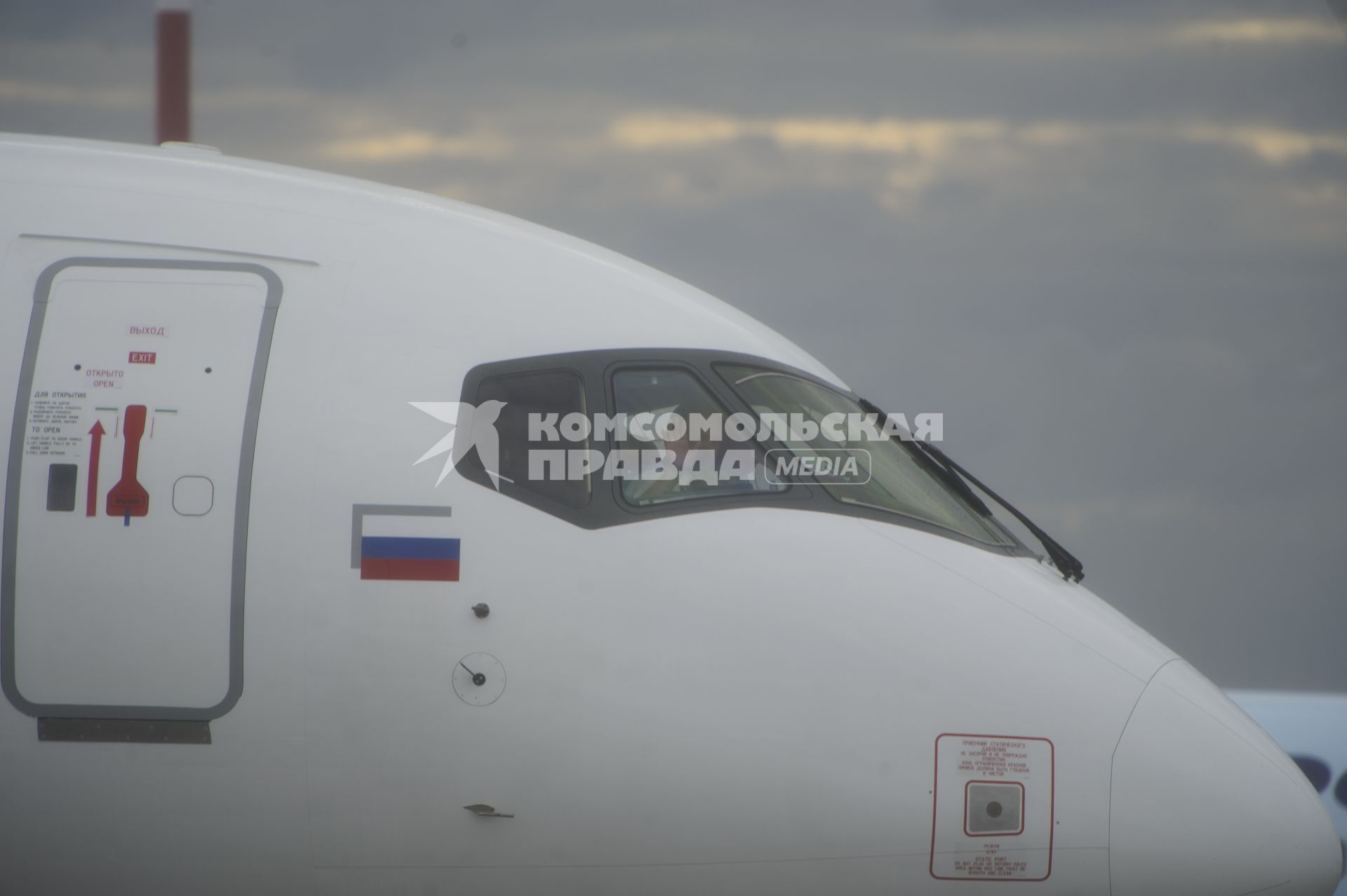 Екатеринбург. Самолет Sukhoi Superjet 100 авиакомпании \'Red Wings\' в аэропорту \'Кольцово\'. Авиакомпания \'Red Wings\' стала вторым базовым перевозчиком в Екатеринбурге после авиакомпании \'Уральские авиалинии\'