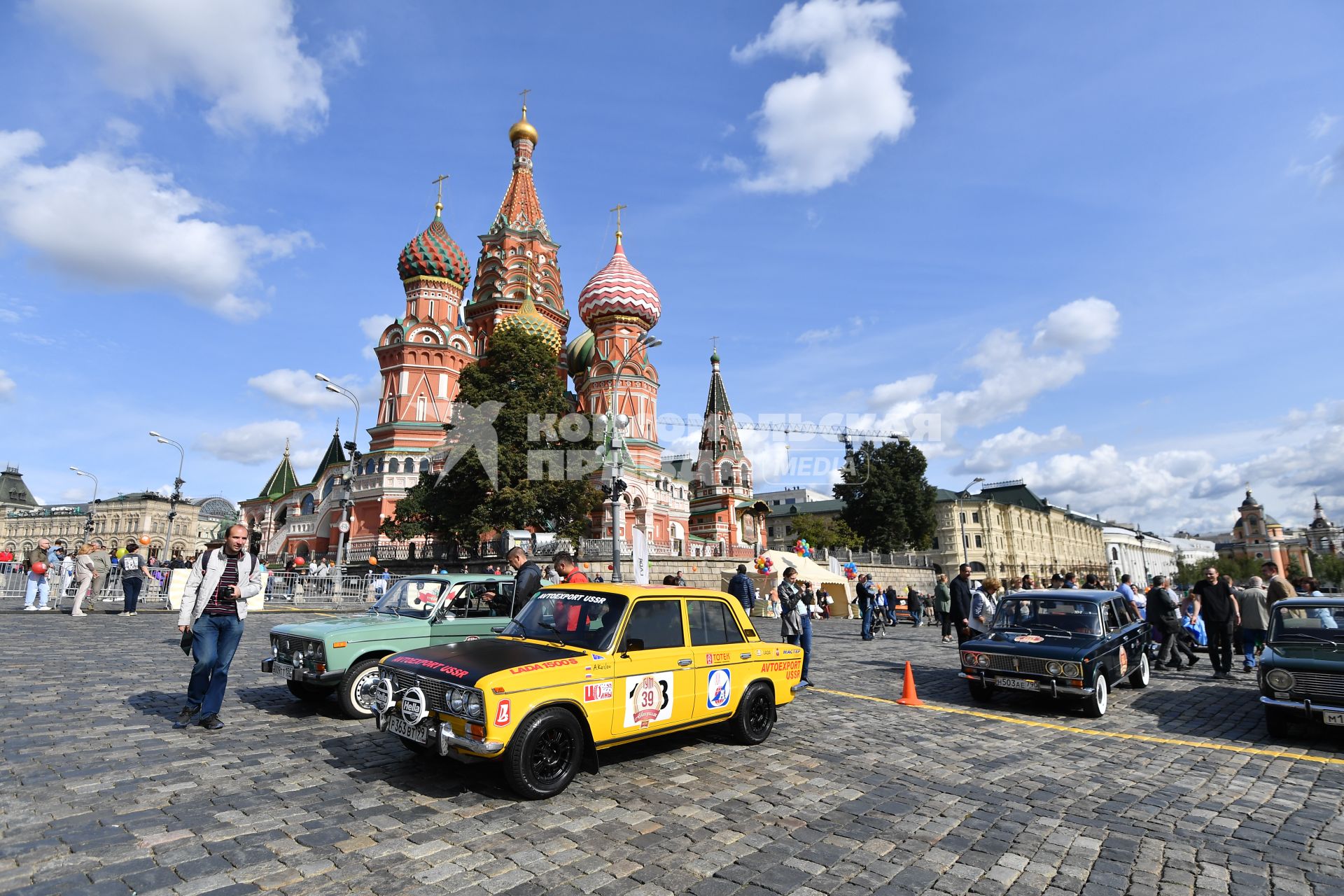 Москва. Старт гонки ретроавтомобилей `\"ГУМ Авторалли Gorkyclassic - 2020` на Васильевском спуске.