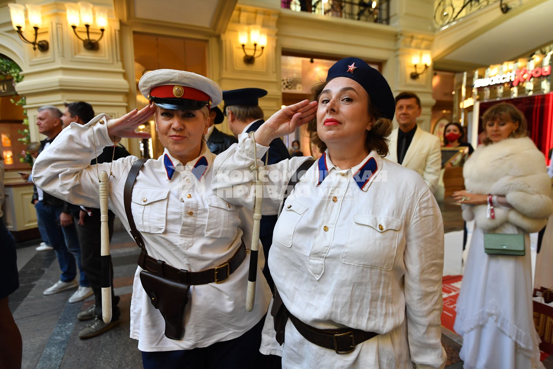 Москва. Женщины в форме сотрудников милиции первой половины 20 века перед стартом гонки ретроавтомобилей `\"ГУМ Авторалли Gorkyclassic - 2020`.