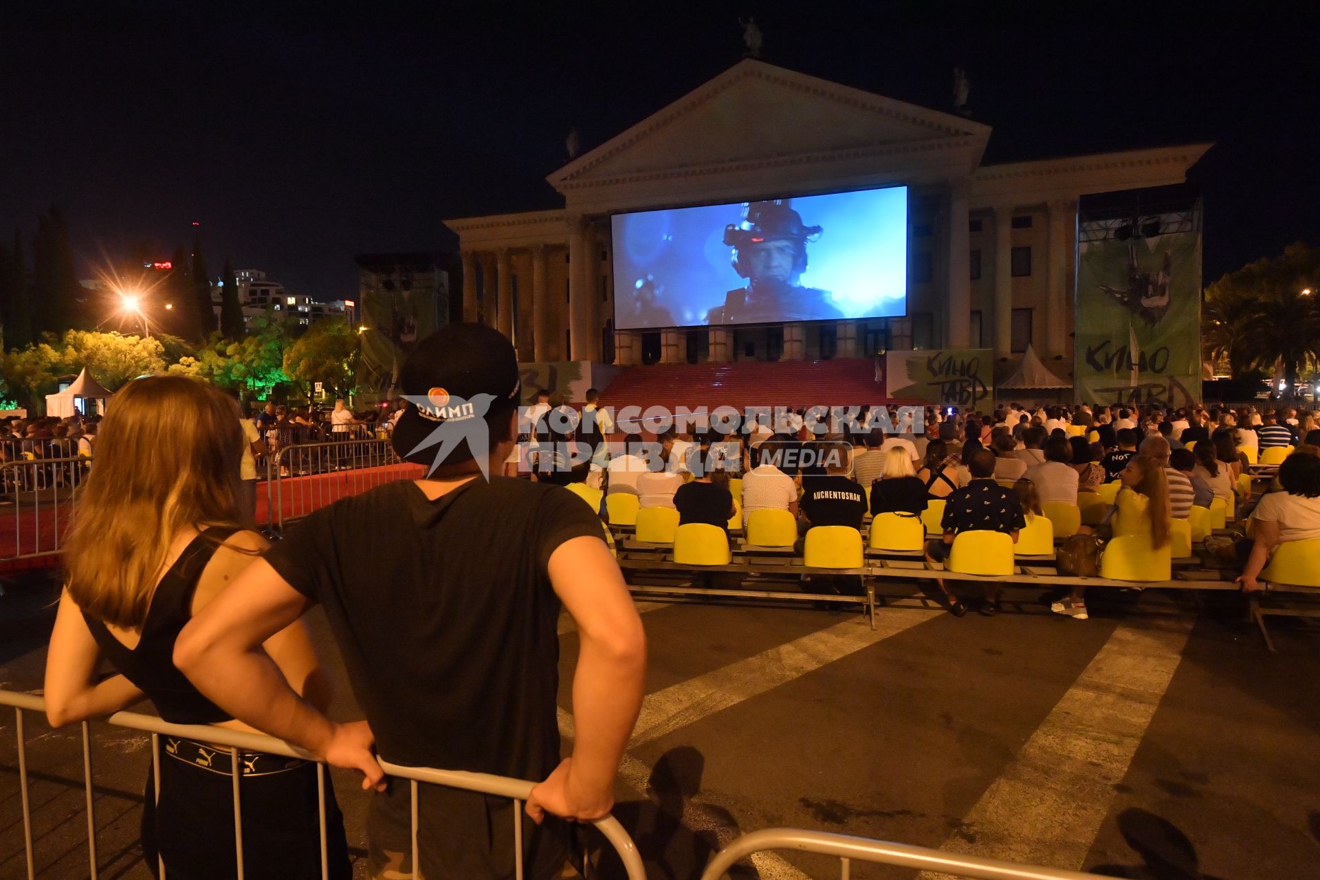 Сочи. Зрители на Театральной площади смотрят фильм `Аванпост`, в рамках XXXI Открытого фестиваля российского кино `Кинотавр`.