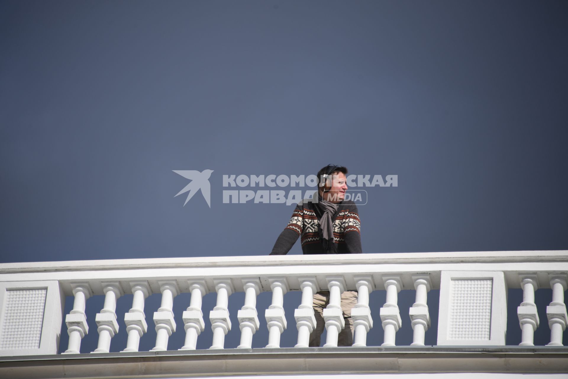 Москва. Мужчина стоит на смотровой площадке здания Северного Речного вокзала.