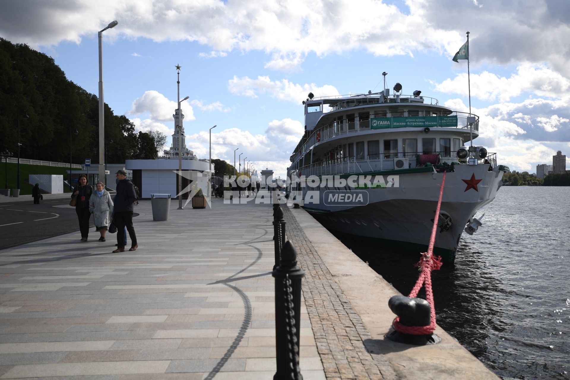 Москва. Теплоход `Афанасий Никитин` у причала Северного Речного вокзала.