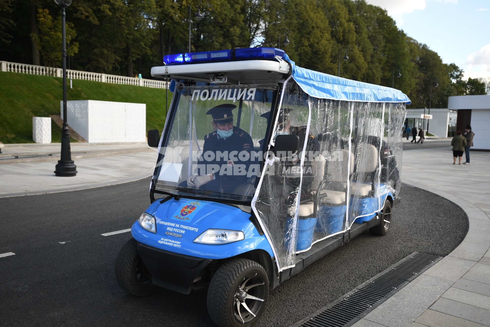Москва. Полицейский электрокар патрулирует территорию Северного Речного вокзала.