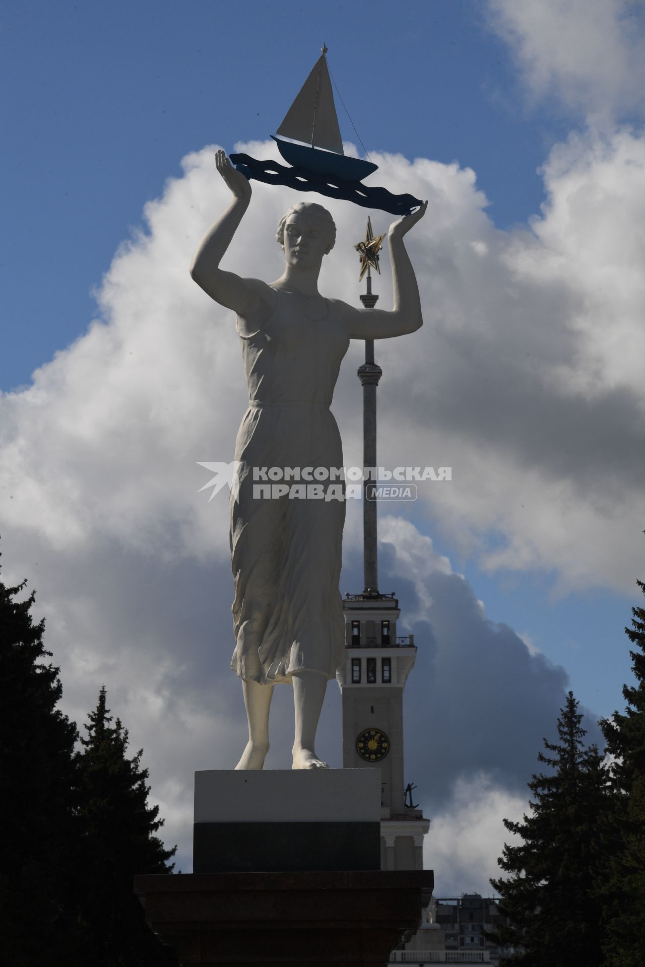 Москва. Скульптура `Водный путь` на территории парка Северного Речного вокзала.