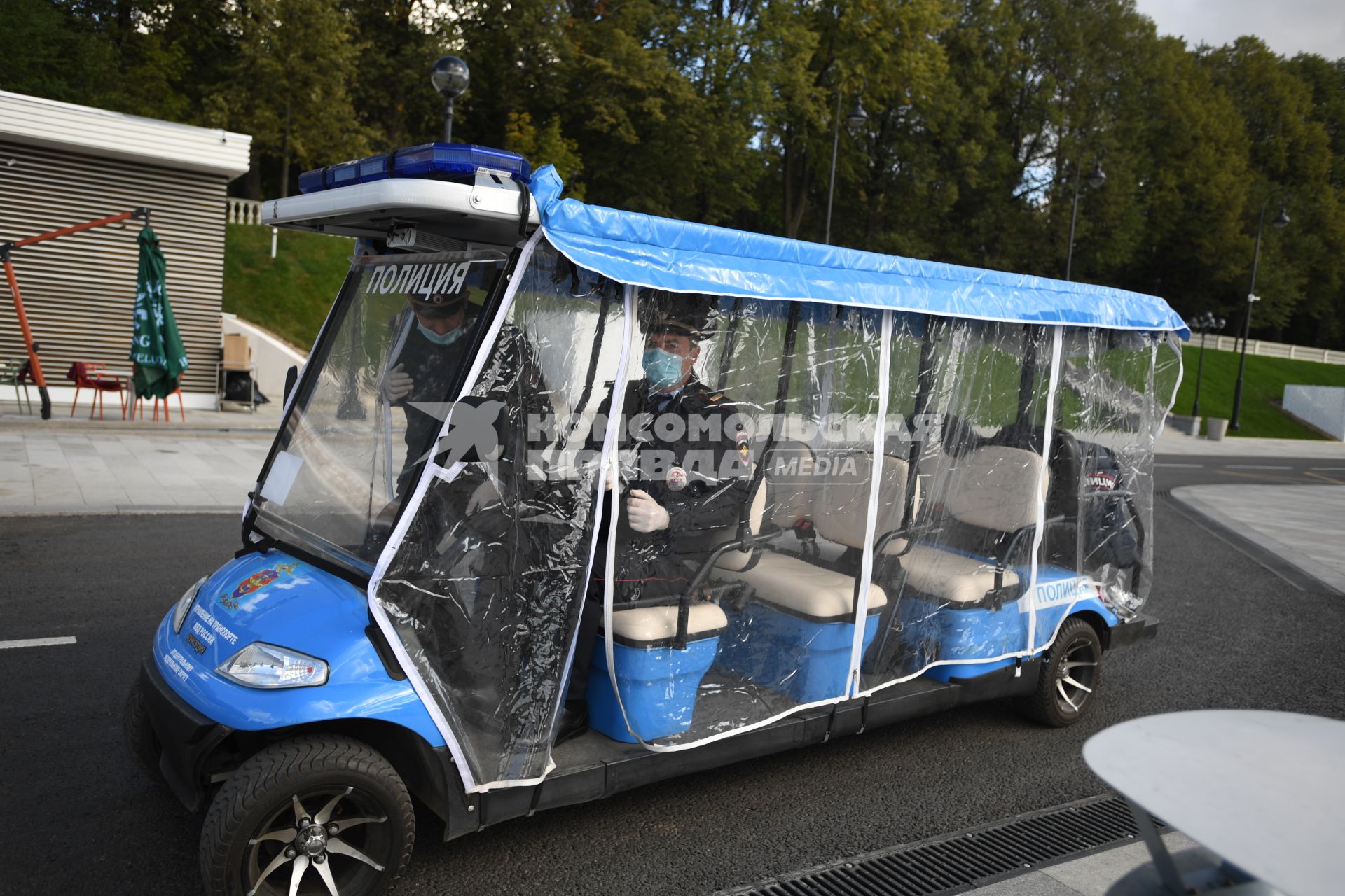 Москва. Полицейский электрокар патрулирует территорию Северного Речного вокзала.