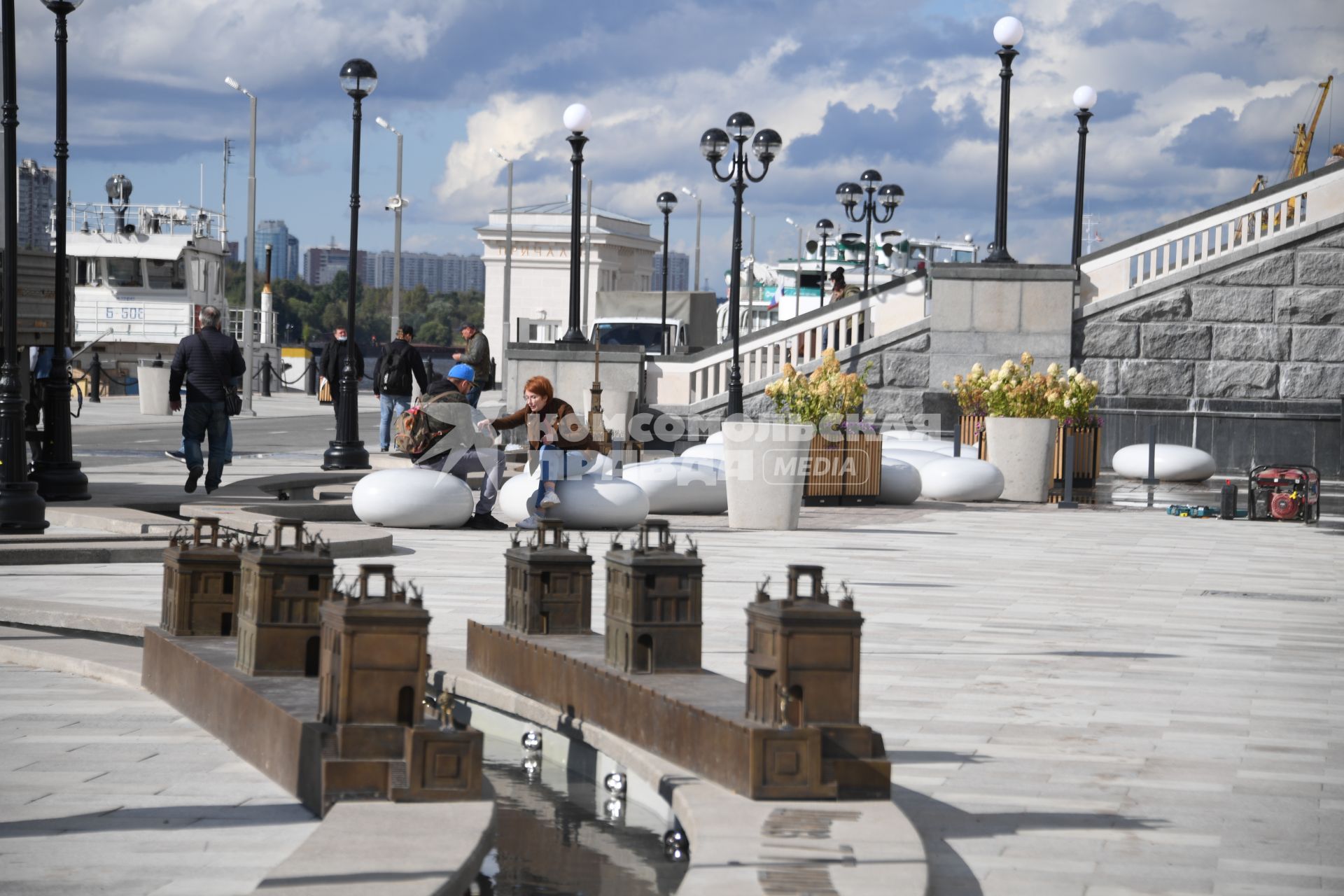 Москва. Уменьшенная копия Канала имени Москвы – ручей со шлюзами и подсветкой на набережной Северного Речного вокзала.