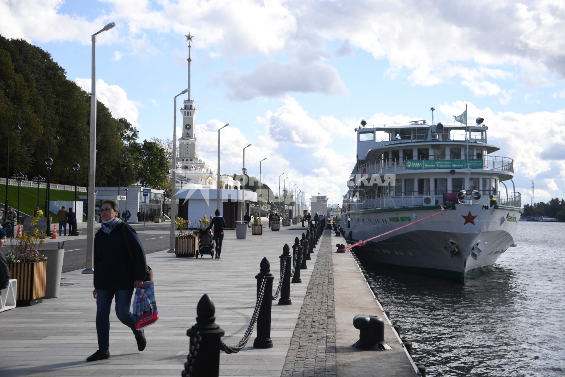 Москва. Теплоход `Афанасий Никитин` у причала Северного Речного вокзала.