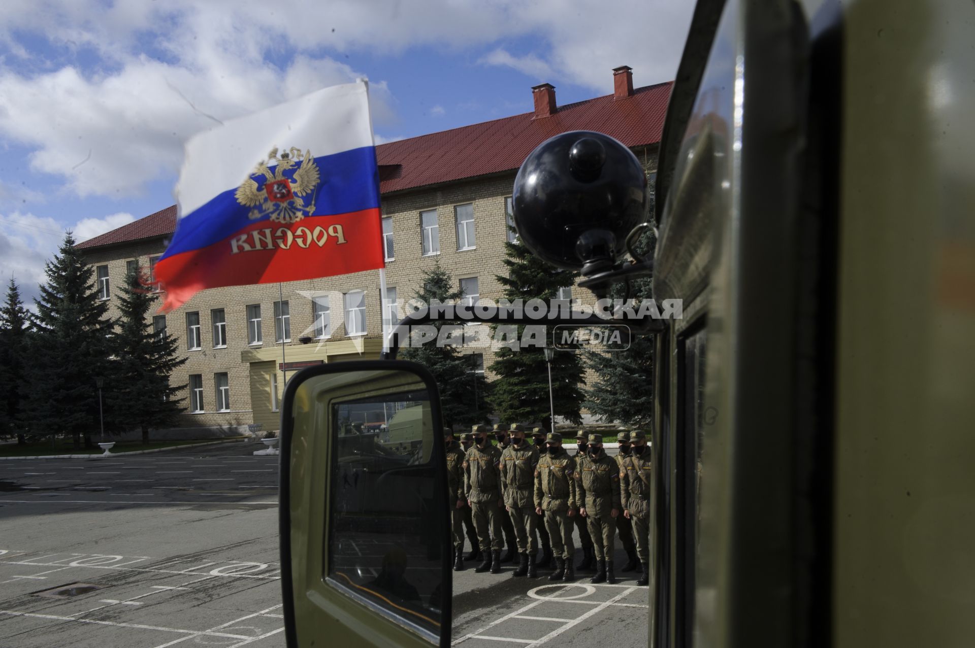 Екатеринбург. Военнослужащие отдельной бригады РХБЗ во время занятий по проведению специальной обработке и обеззараживанию территории