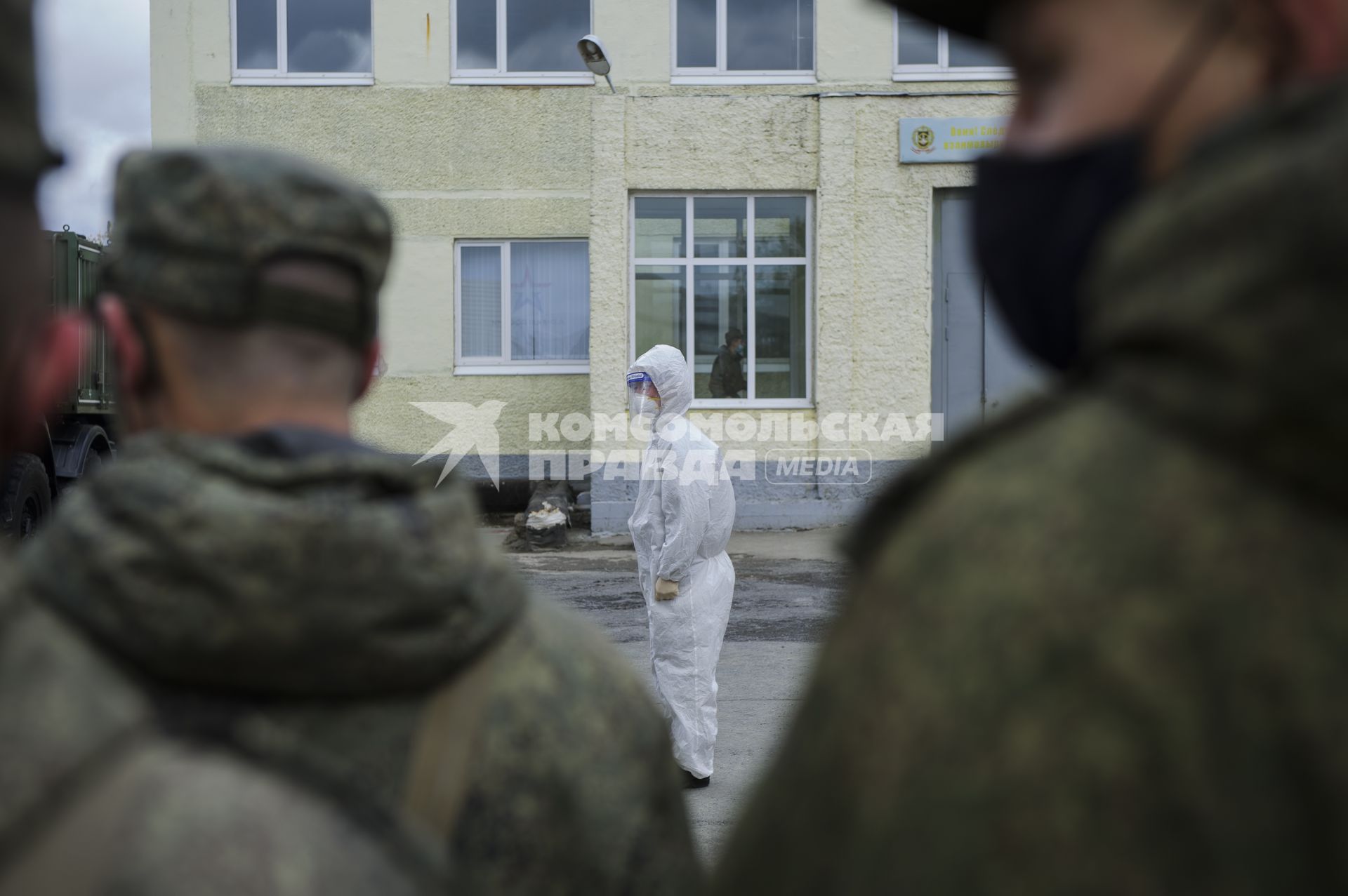 Екатеринбург. Военнослужащие отдельной бригады РХБЗ во время занятий по проведению специальной обработке и обеззараживанию территории