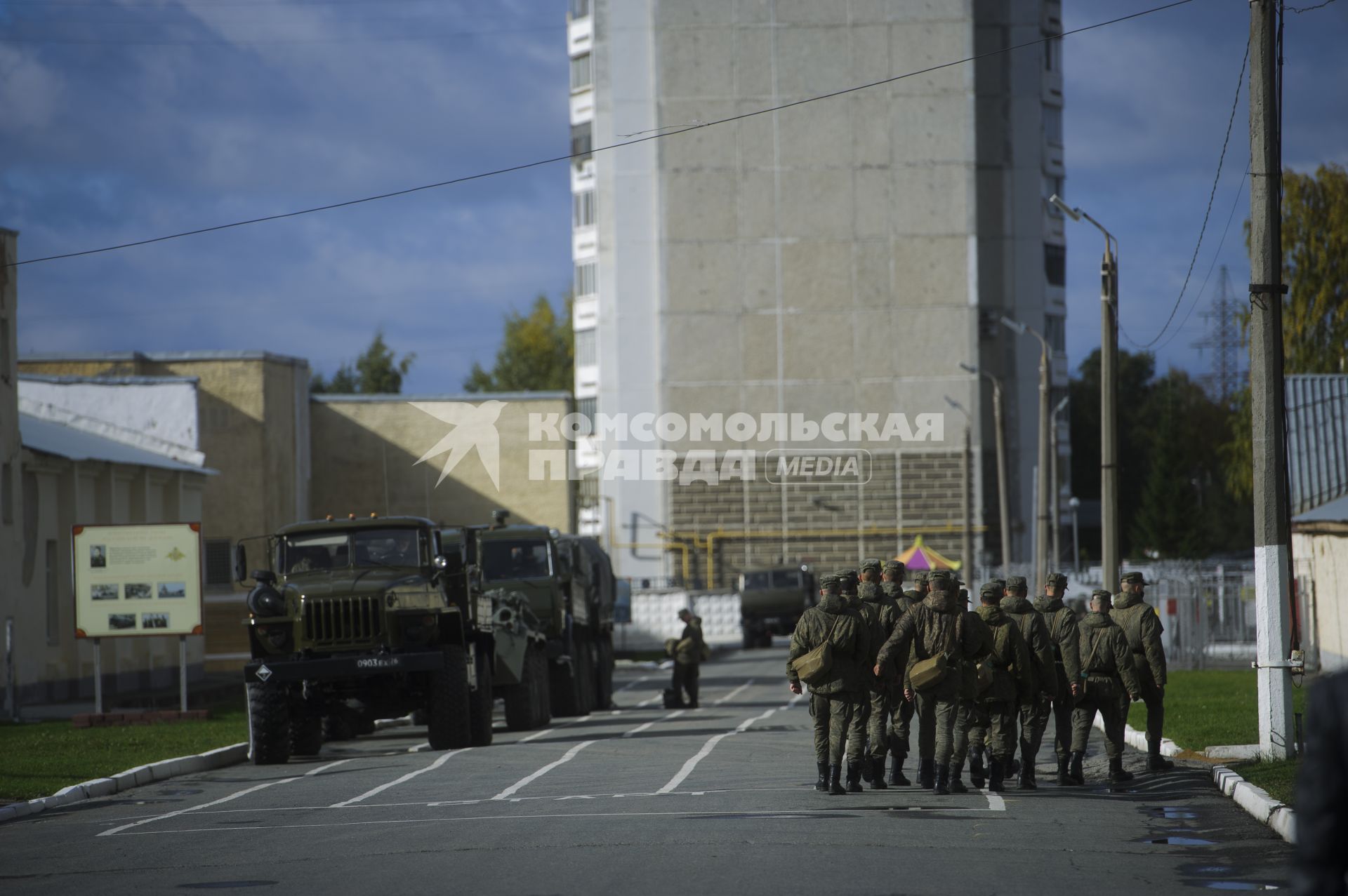 Екатеринбург. Военнослужащие отдельной бригады РХБЗ во время занятий по проведению специальной обработке и обеззараживанию территории