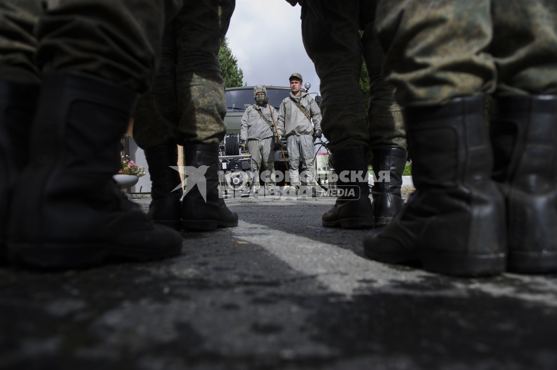 Екатеринбург. Военнослужащие отдельной бригады РХБЗ во время занятий по проведению специальной обработке и обеззараживанию территории