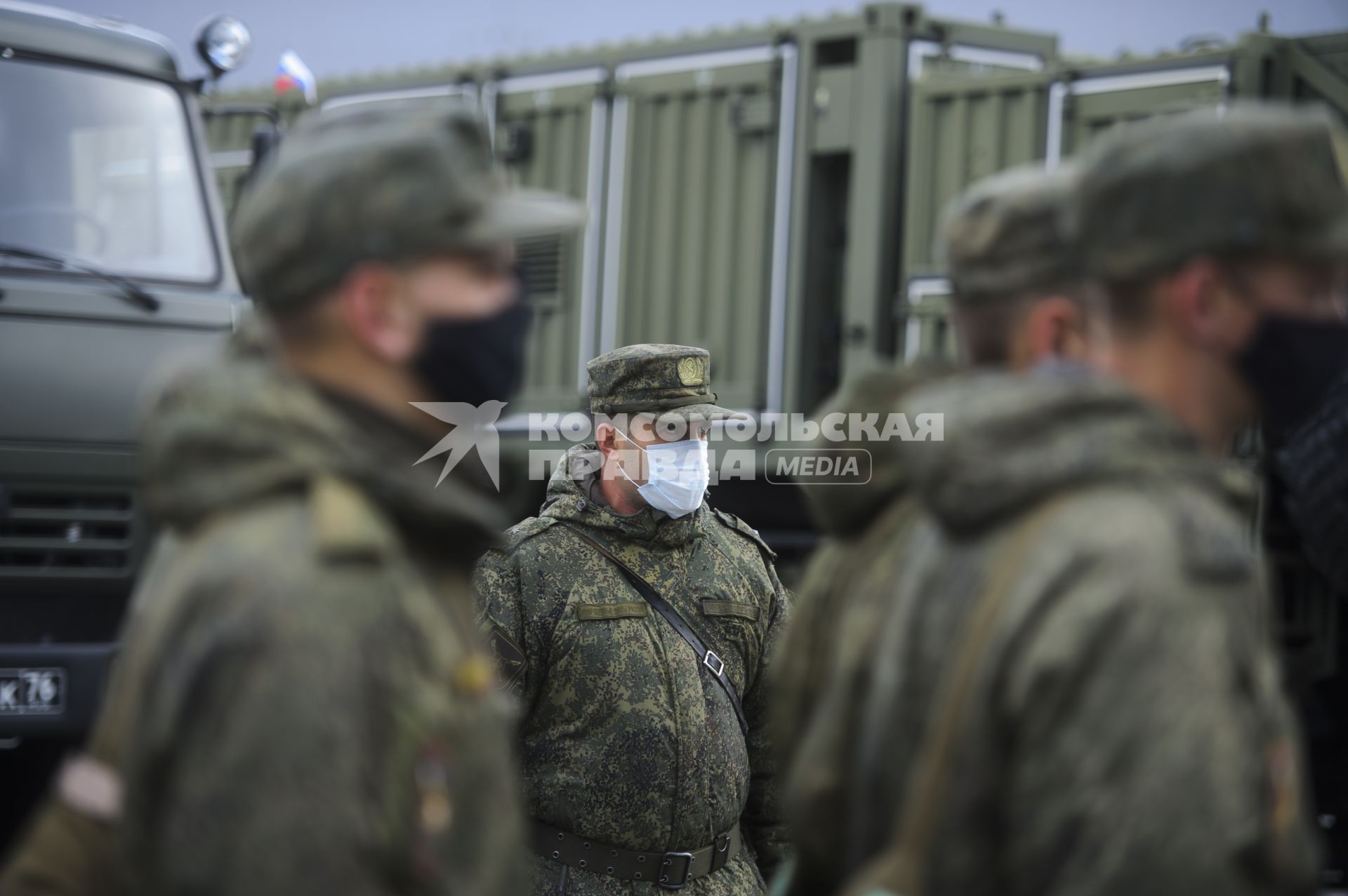 Екатеринбург. Военнослужащие отдельной бригады РХБЗ во время занятий по проведению специальной обработке и обеззараживанию территории