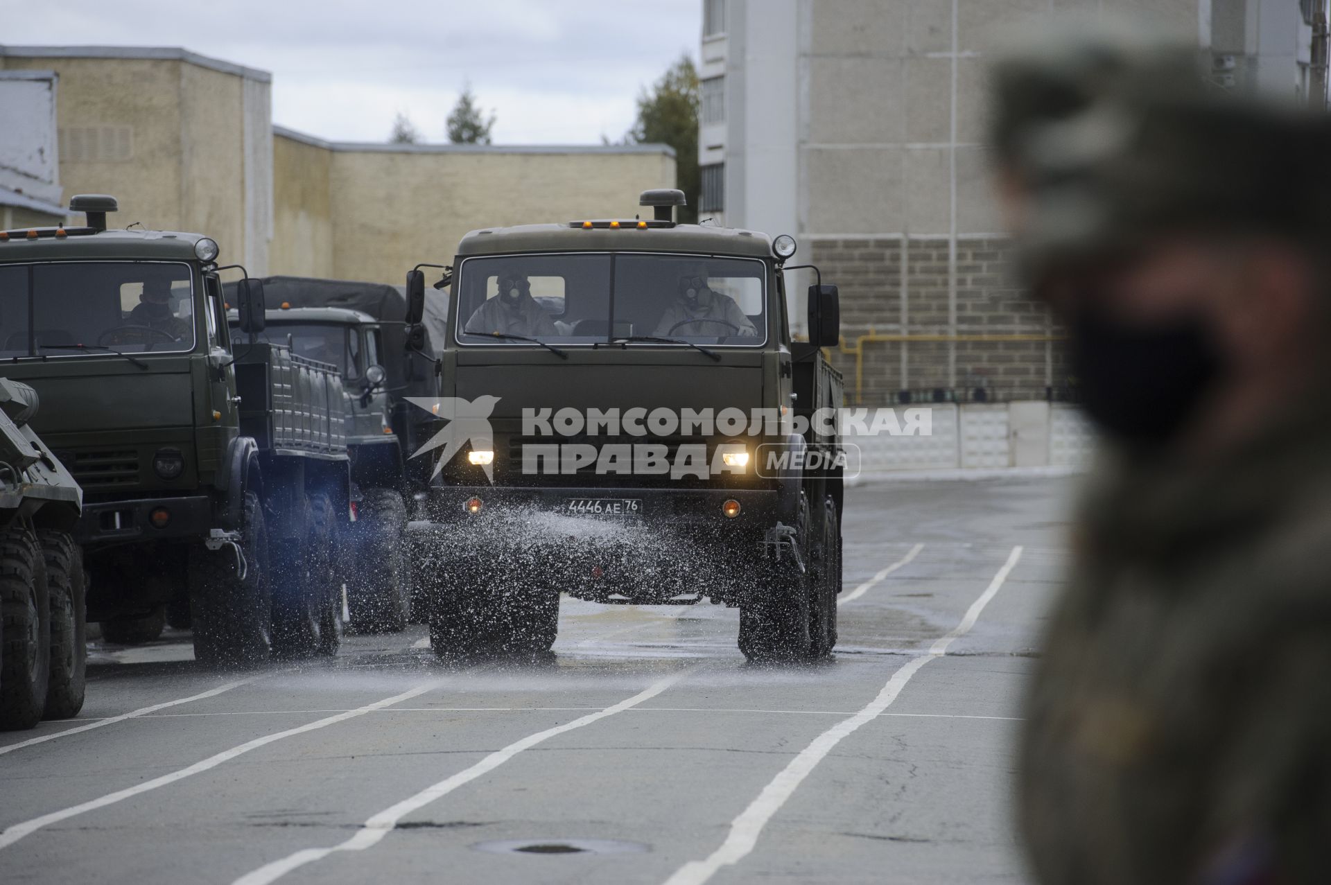 Екатеринбург. Военнослужащие отдельной бригады РХБЗ во время занятий по проведению специальной обработке и обеззараживанию территории