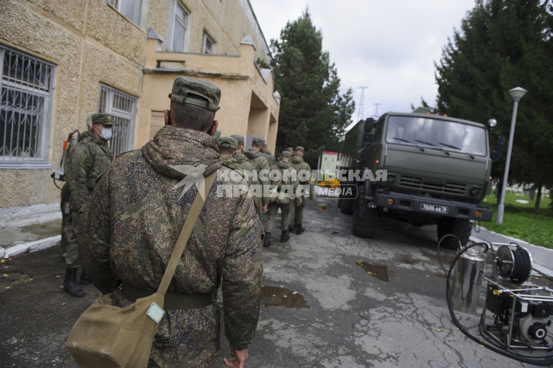 Екатеринбург. Военнослужащие отдельной бригады РХБЗ во время занятий по проведению специальной обработке и обеззараживанию территории