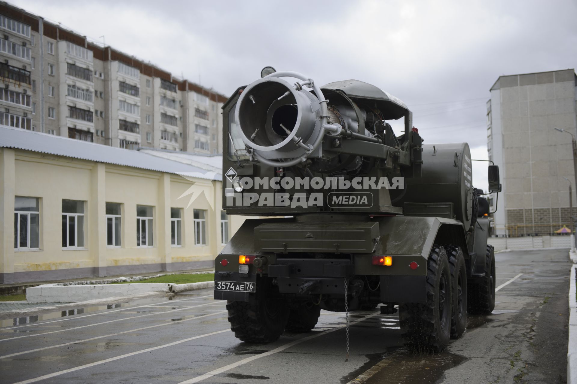 Екатеринбург. Военнослужащие отдельной бригады РХБЗ во время занятий по проведению специальной обработке и обеззараживанию территории