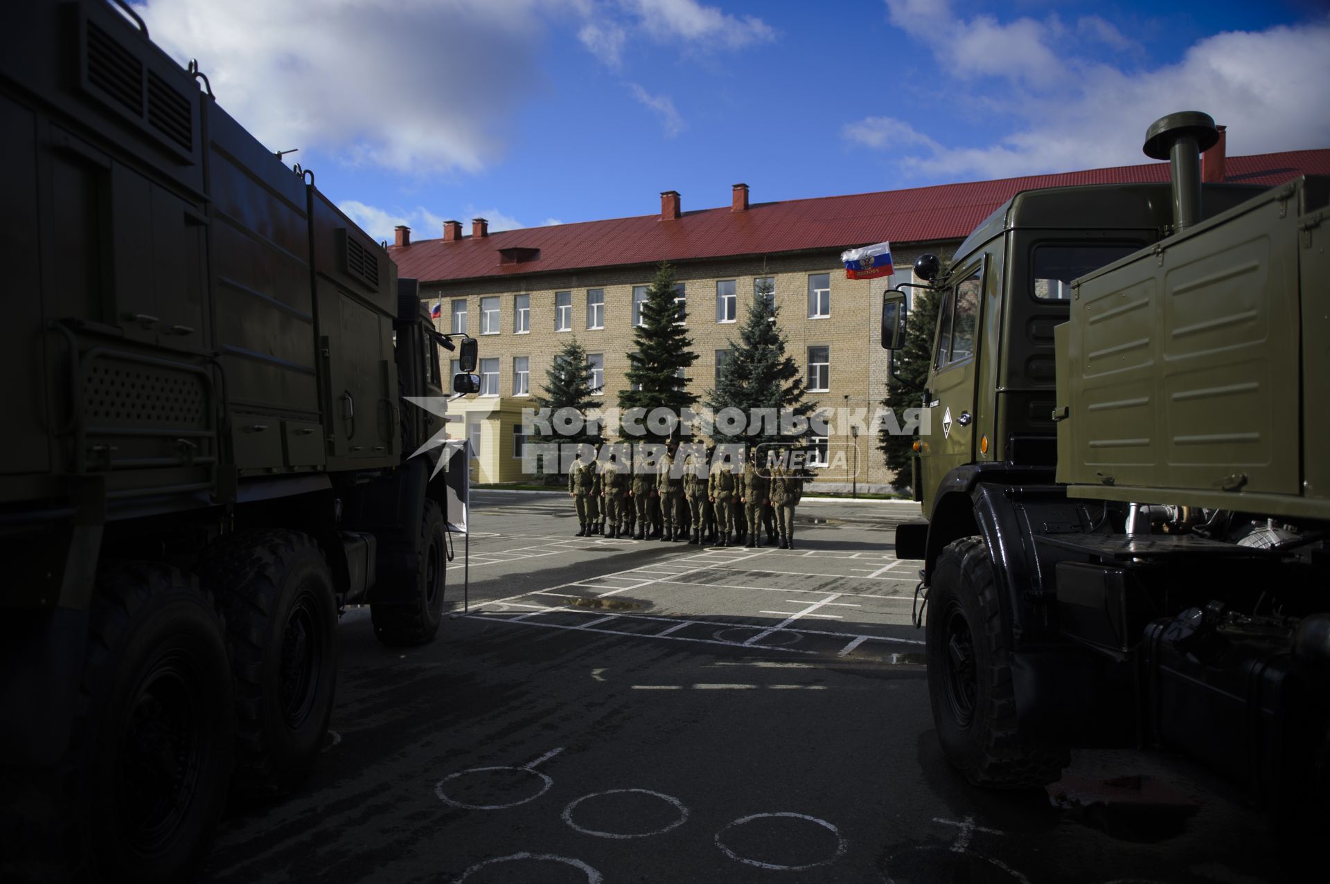 Екатеринбург. Военнослужащие отдельной бригады РХБЗ во время занятий по проведению специальной обработке и обеззараживанию территории