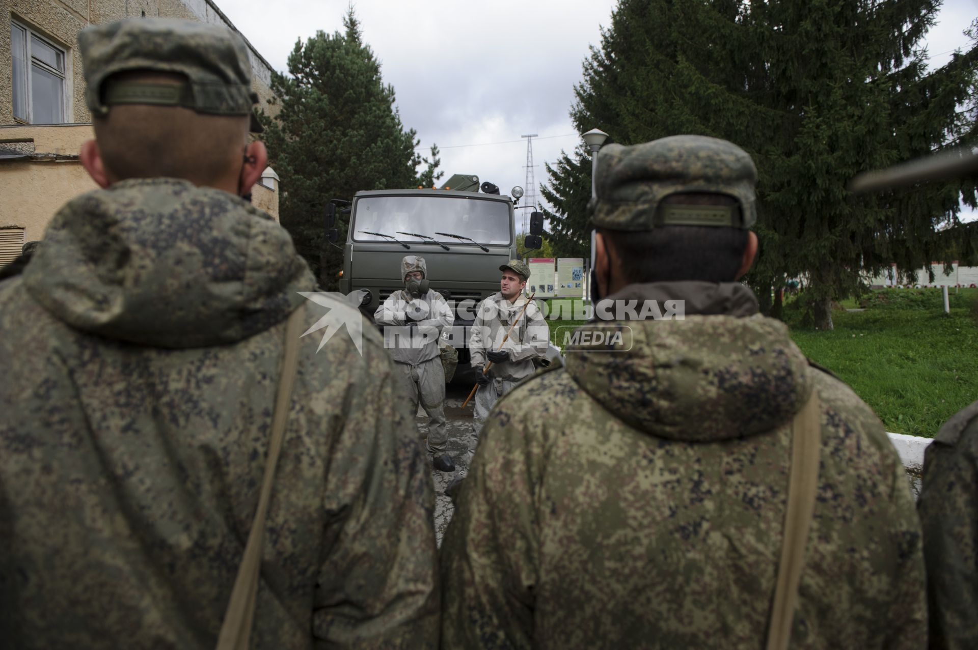 Екатеринбург. Военнослужащие отдельной бригады РХБЗ во время занятий по проведению специальной обработке и обеззараживанию территории