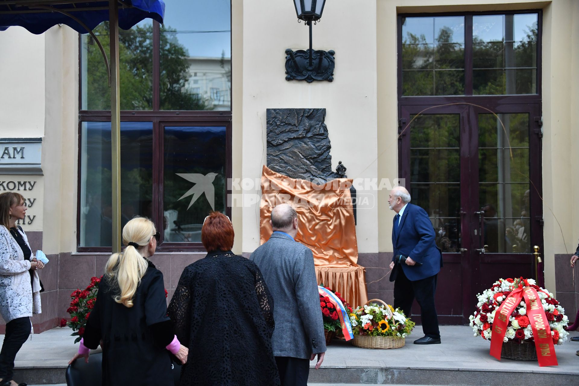 Москва. (справа налево) ректор ВГИК Владимир Малышев, кинорежисеер Владимир Меньшов,  вдова С.Говорухина Галина Говорухина и вдова И.Кобзона Нелли Кобзон на церемонии открытия памятной доски кинорежиссеру, общественному деятелю Станиславу Говорухину у главного входа во ВГИК.