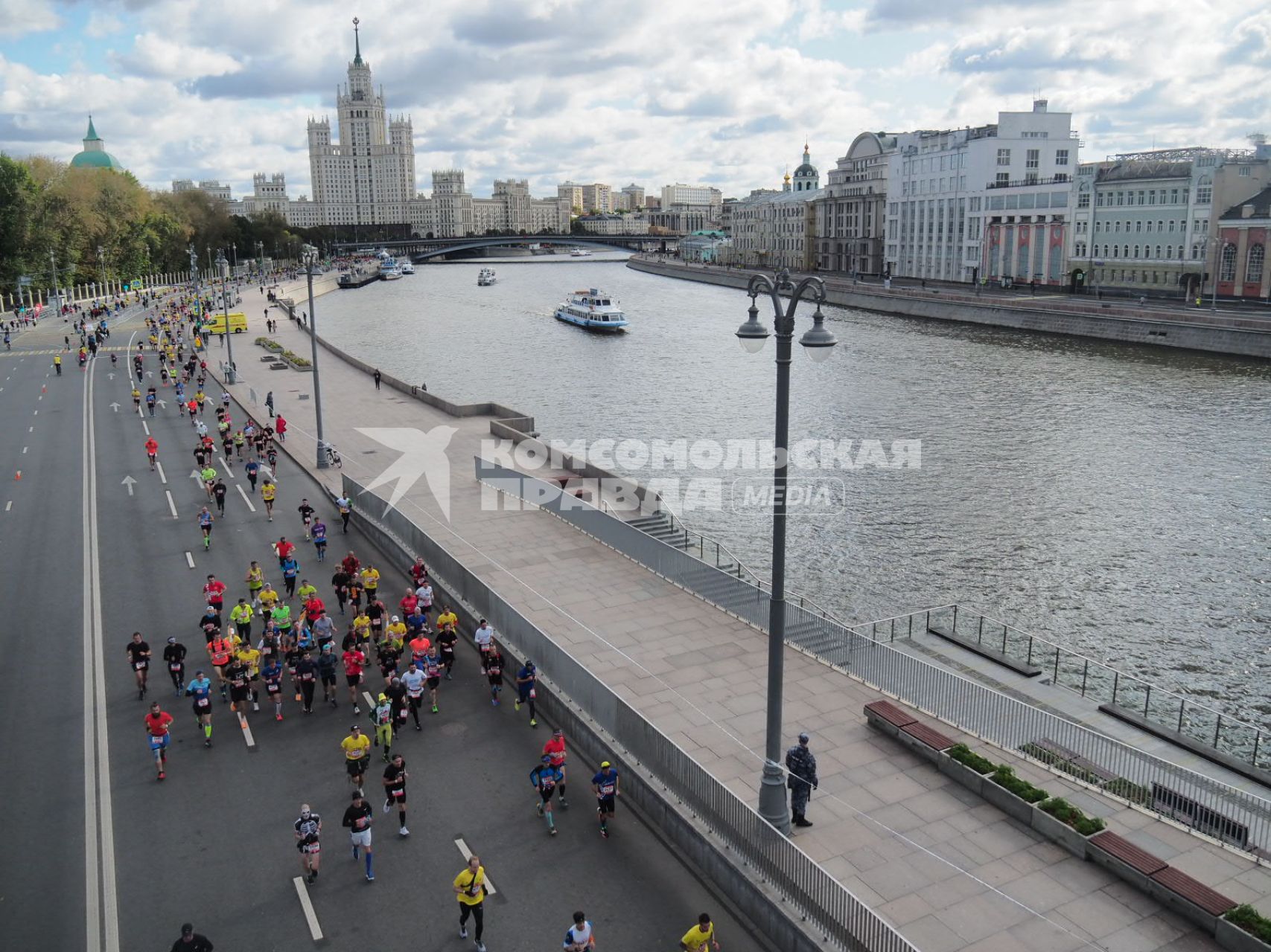 Москва. Участники Московского марафона - 2020 во время забега по Котельнической набережной.