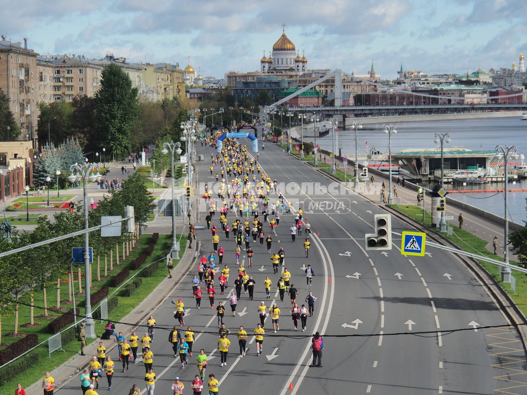 Москва. Участники Московского марафона - 2020 во время забега.