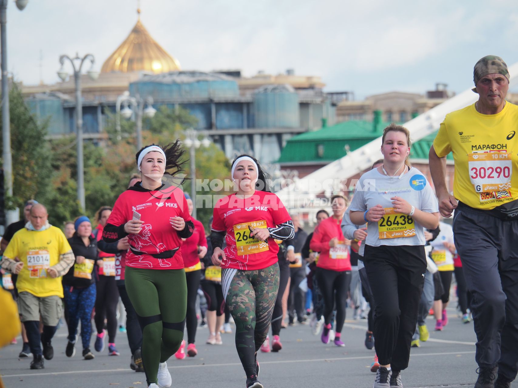 Москва. Участники Московского марафона - 2020 во время забега.