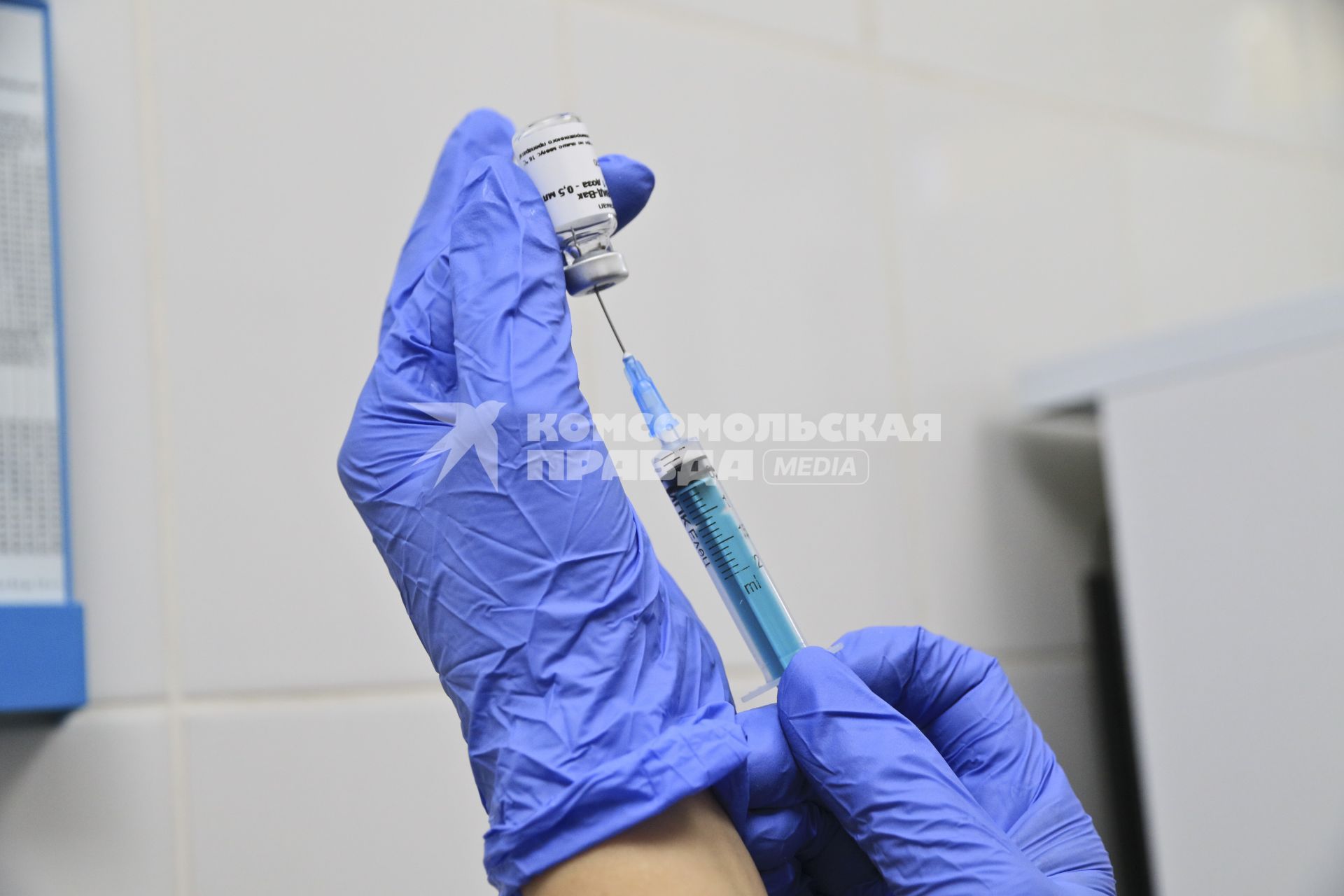 Баранул. Медсестра набирает в шприц комбинированную векторную вакцину для профилактики коронавирусной инфекции Гам-Ковид-Вак. Вакцина произведена в НИЦЭМ им Н.Ф.Гамалеи.