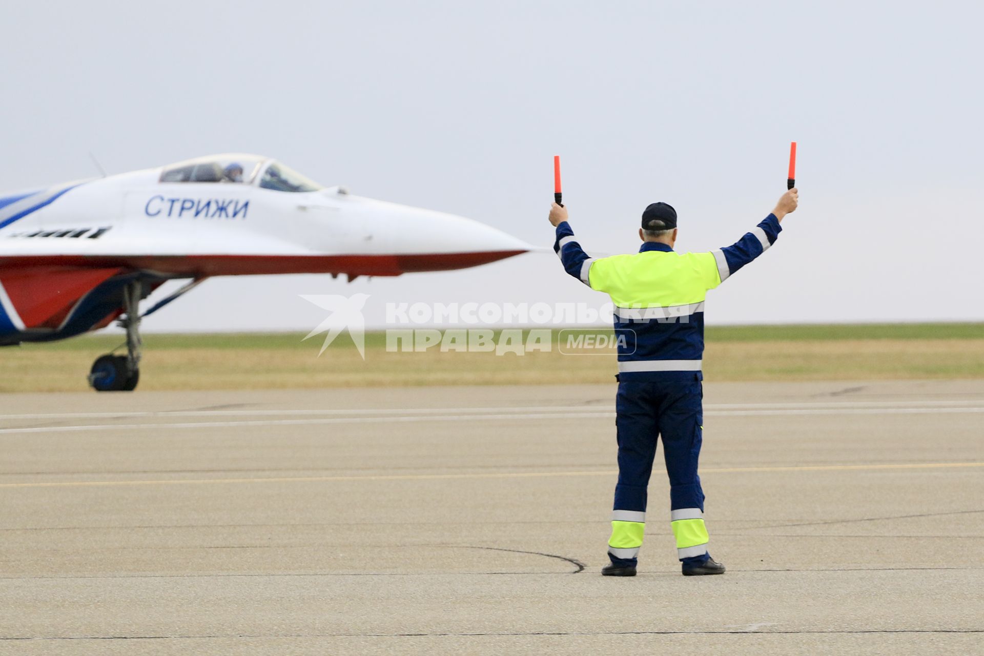 Барнаул. Многоцелевой истребитель МиГ-29 пилотажной группы `Стрижи` на  аэродроме.