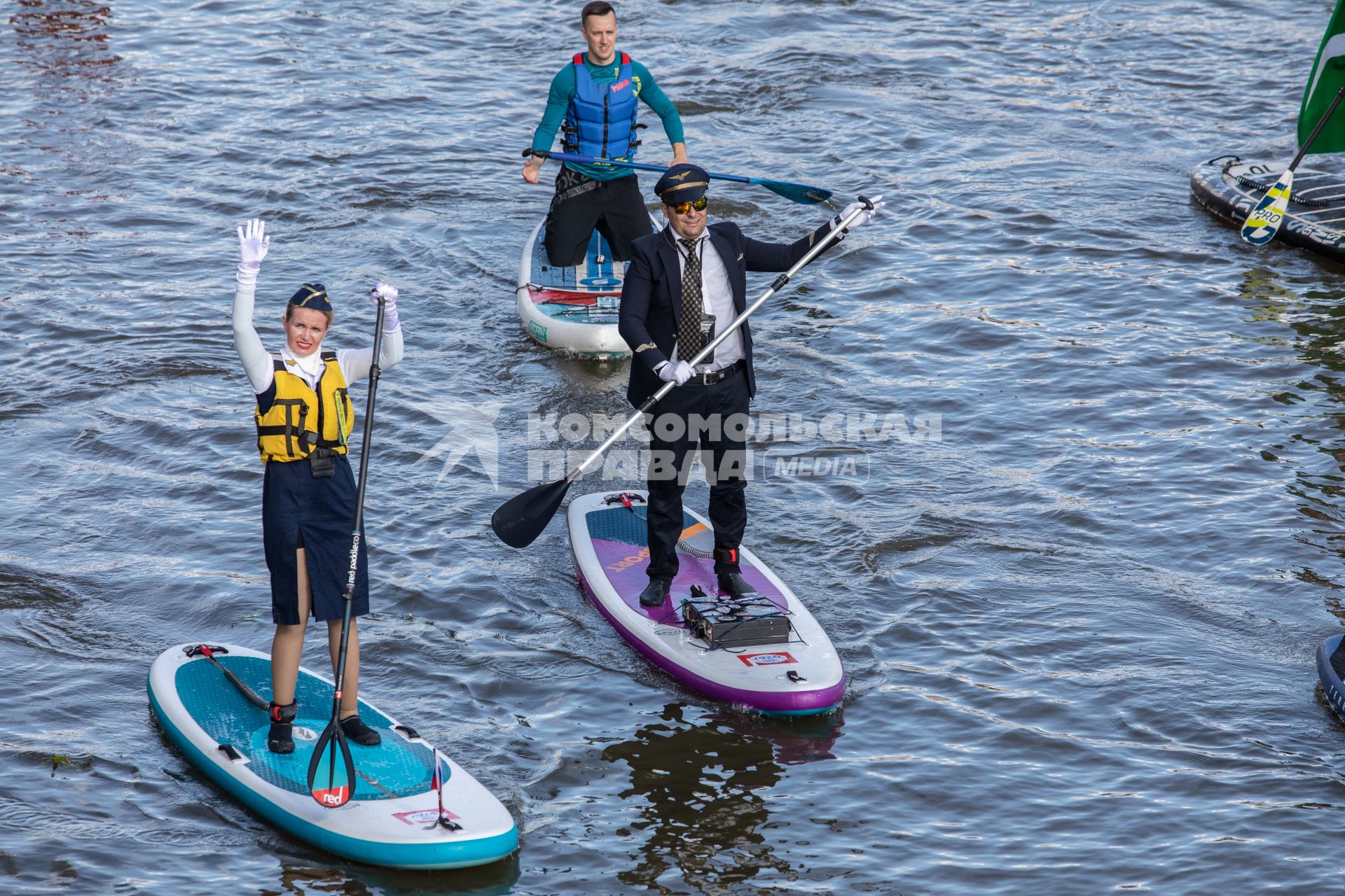 Москва. Участники фестиваля  SUP-серфинга `Московская акватория` в водоотводном канале Москва-реки.