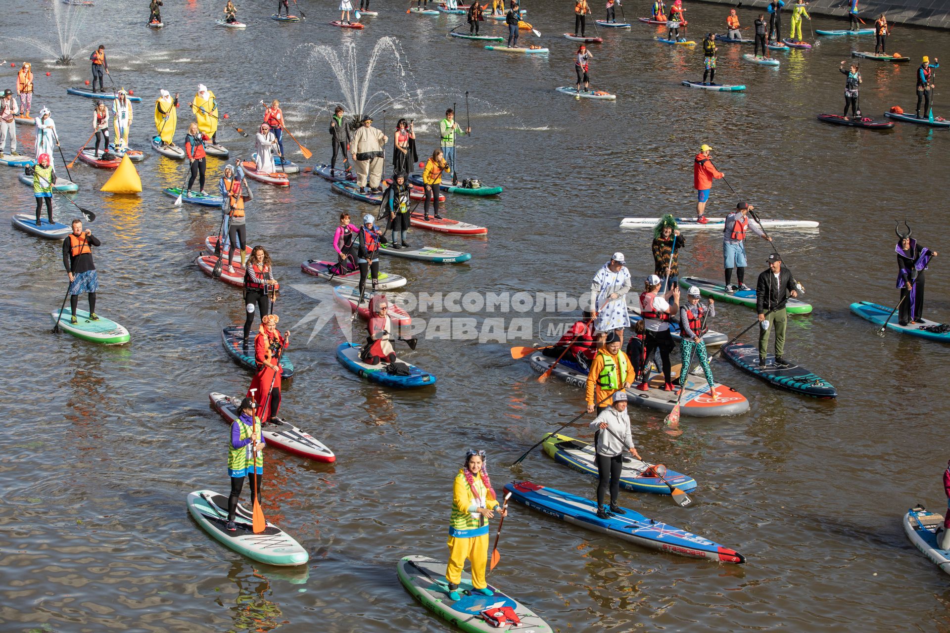 Москва. Участники фестиваля SUP-серфинга `Московская акватория` в водоотводном канале Москва-реки.