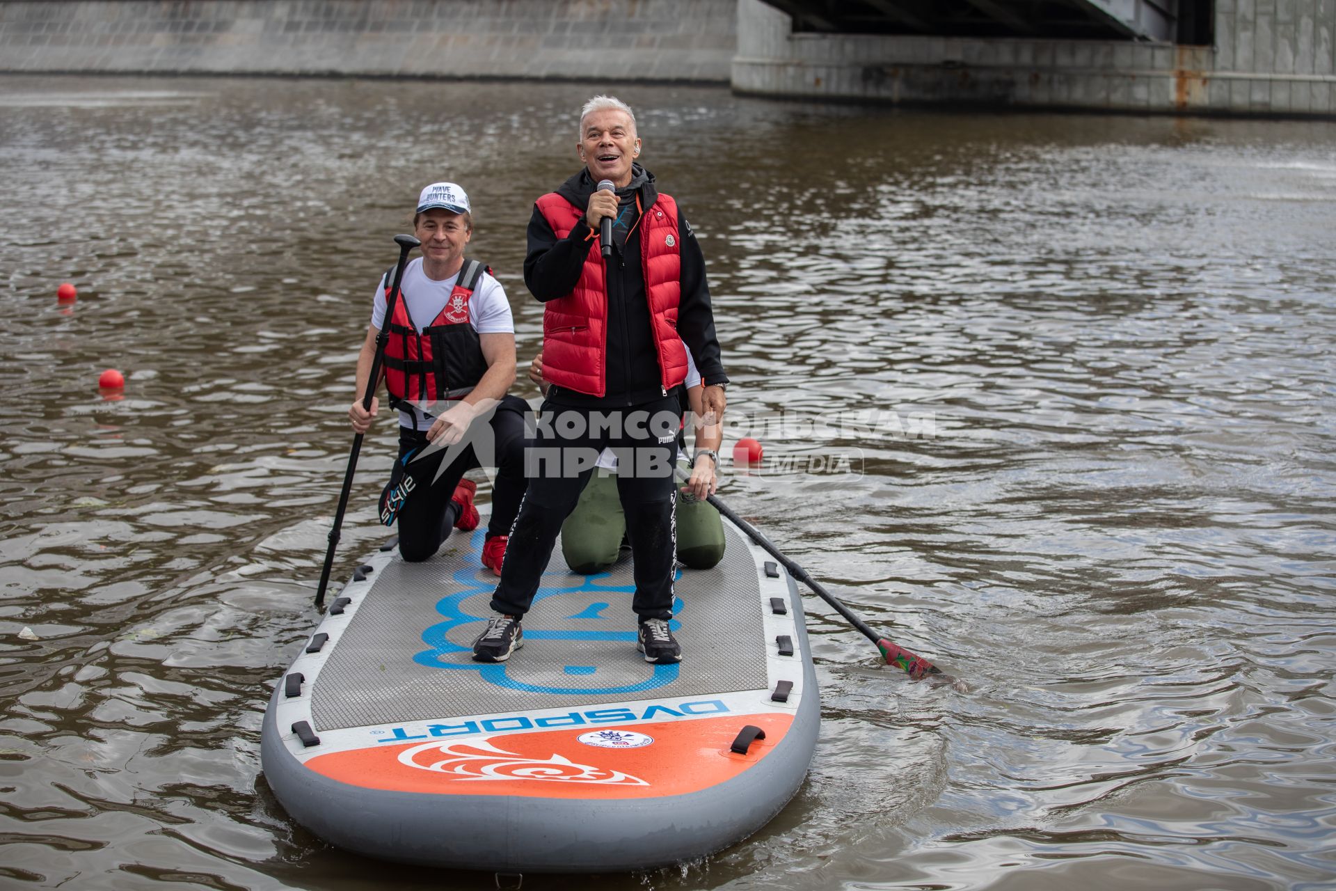 Москва. Певец Олег Газманов (справа) на фестивале SUP-серфинга `Московская акватория` в водоотводном канале Москва-реки.