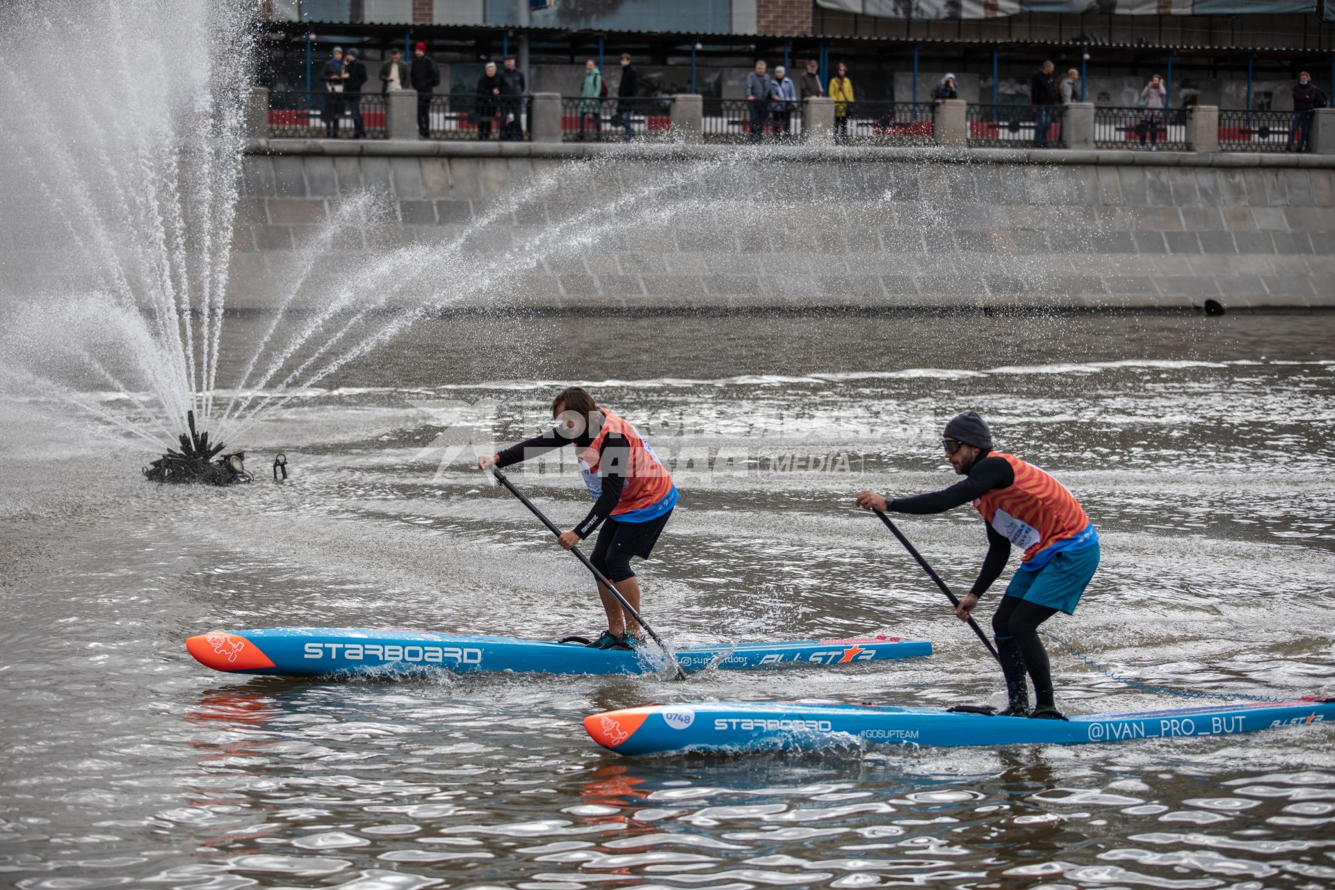 Москва. Участники фестиваля  SUP-серфинга `Московская акватория` в водоотводном канале Москва-реки.