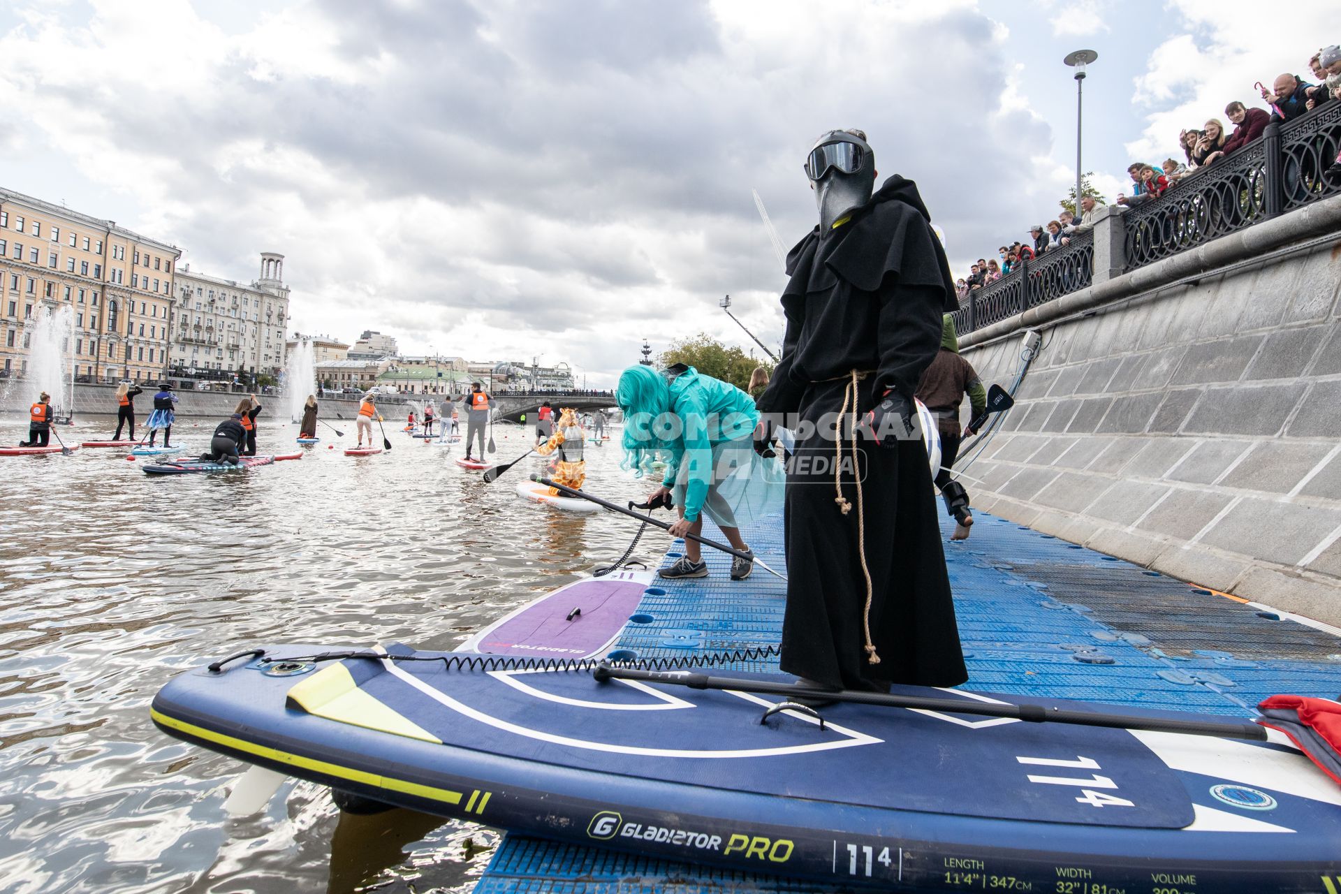 Москва. Участники фестиваля SUP-серфинга `Московская акватория` в водоотводном канале Москва-реки.