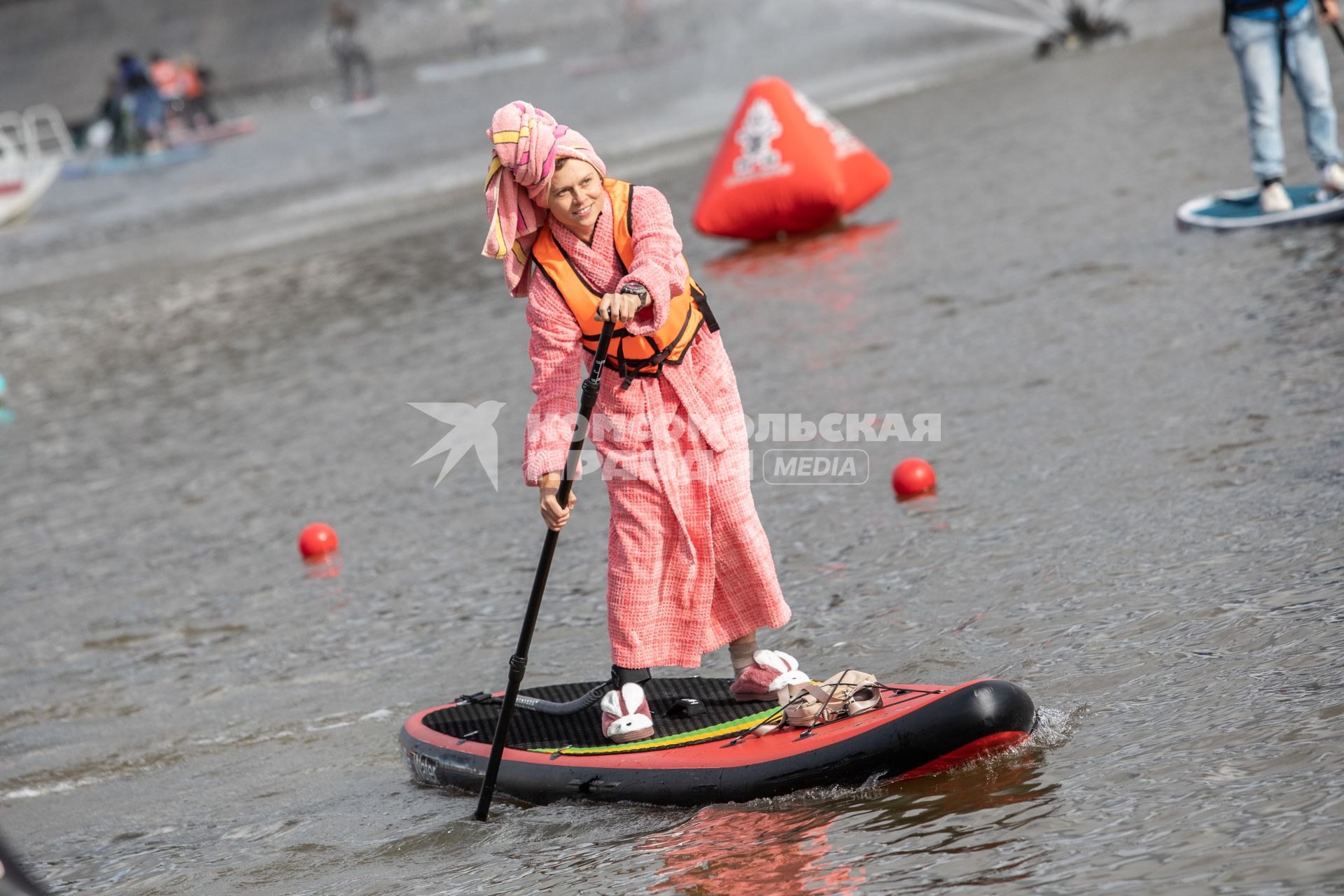 Москва. Участники фестиваля  SUP-серфинга `Московская акватория` в водоотводном канале Москва-реки.