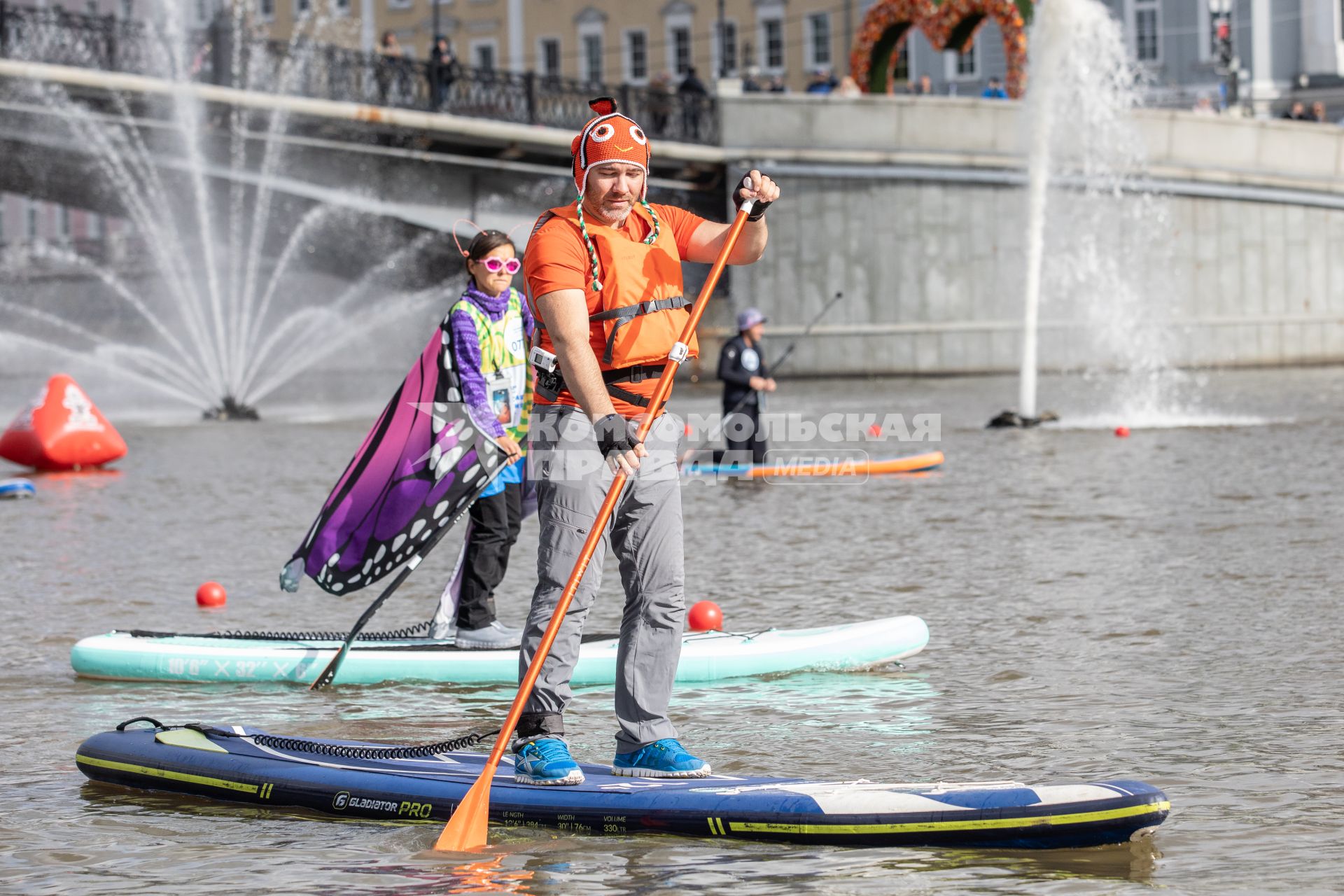 Москва. Участники фестиваля  SUP-серфинга `Московская акватория` в водоотводном канале Москва-реки.