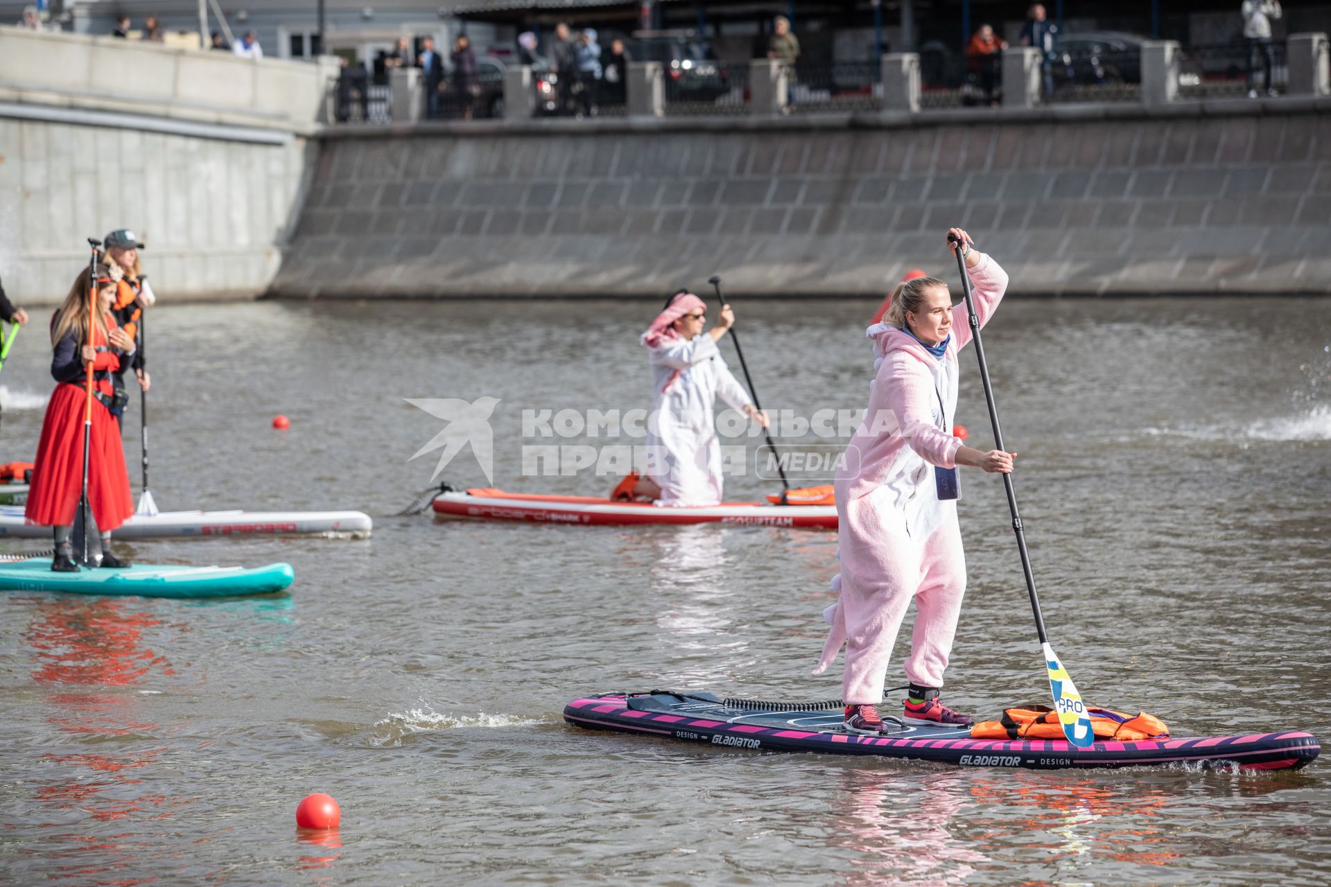 Москва. Участники фестиваля SUP-серфинга `Московская акватория` в водоотводном канале Москва-реки.